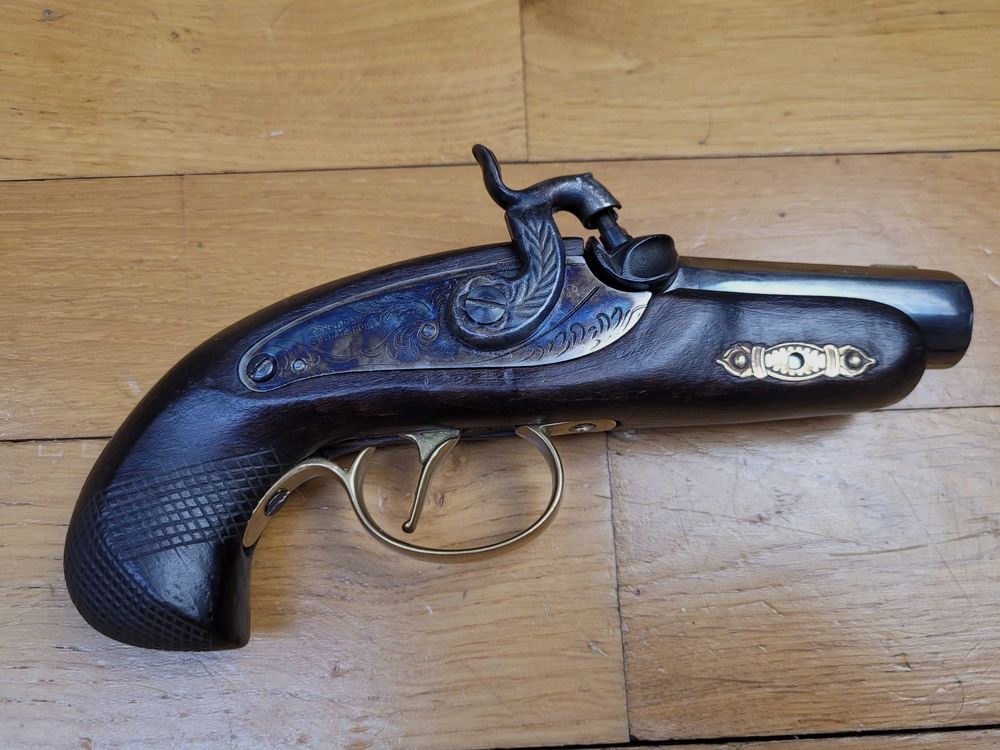 Interessante pistola a percussione Deringer – Di Ardessa Custom – Cal. .45 – Calcio trattato con olio di lino – Intagliatura che riprende quella degli originali – Canne nuova – Belle righe e bella brunitura blu – Mostro da tasca per grandi sensazioni al poligono! – Un indispensabile delle strade di San Francisco intorno al 1850 e l'arma che uccise Lincoln! – Nuovo!, immagine 2 di 16