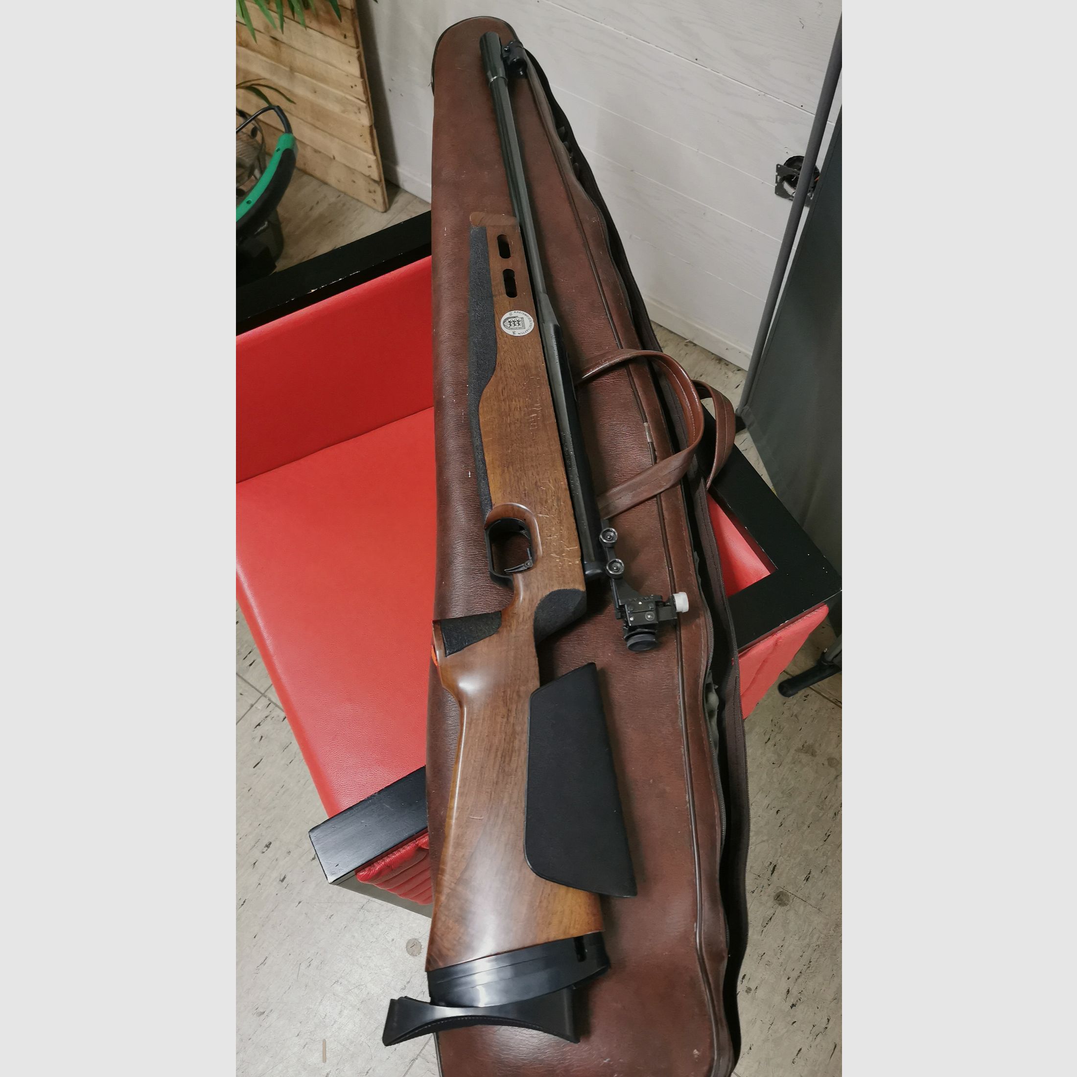 Konvolut Luftdruckwaffen, 1 Gewehr, 2 Luftdruckpistolen
