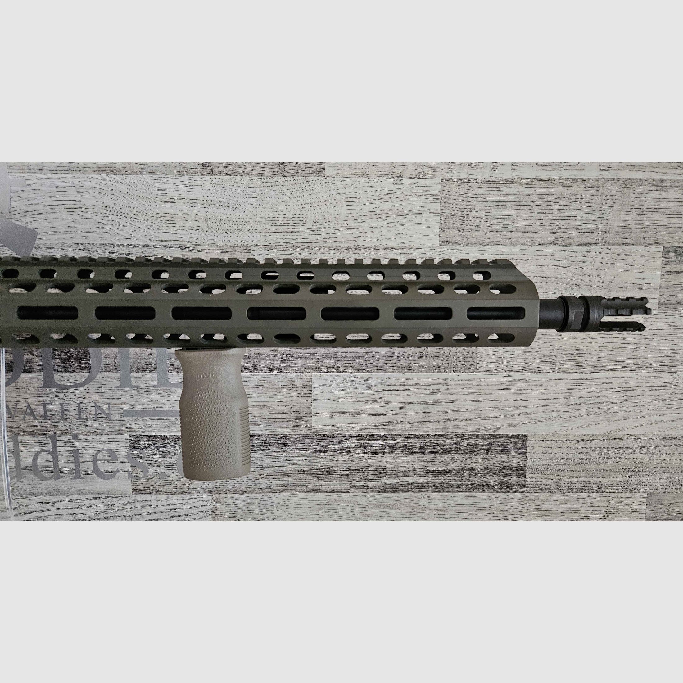 Neuware vom Fachhandel - Schmeisser AR15 M5FL Sondermodell MAGPUL 16,75" OD Green .223Rem mit Optik