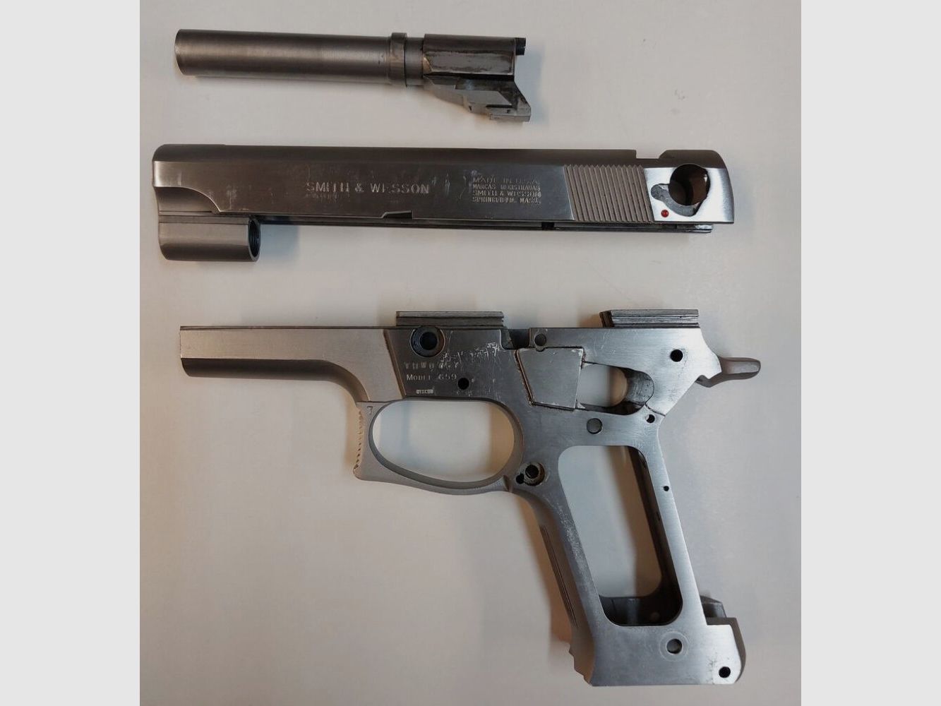 Smith & Wesson Defekt Pistolet Smith & Wesson Mod.659 w kalibrze 9x19 (Składający się z lufy, zamka, uchwytu)