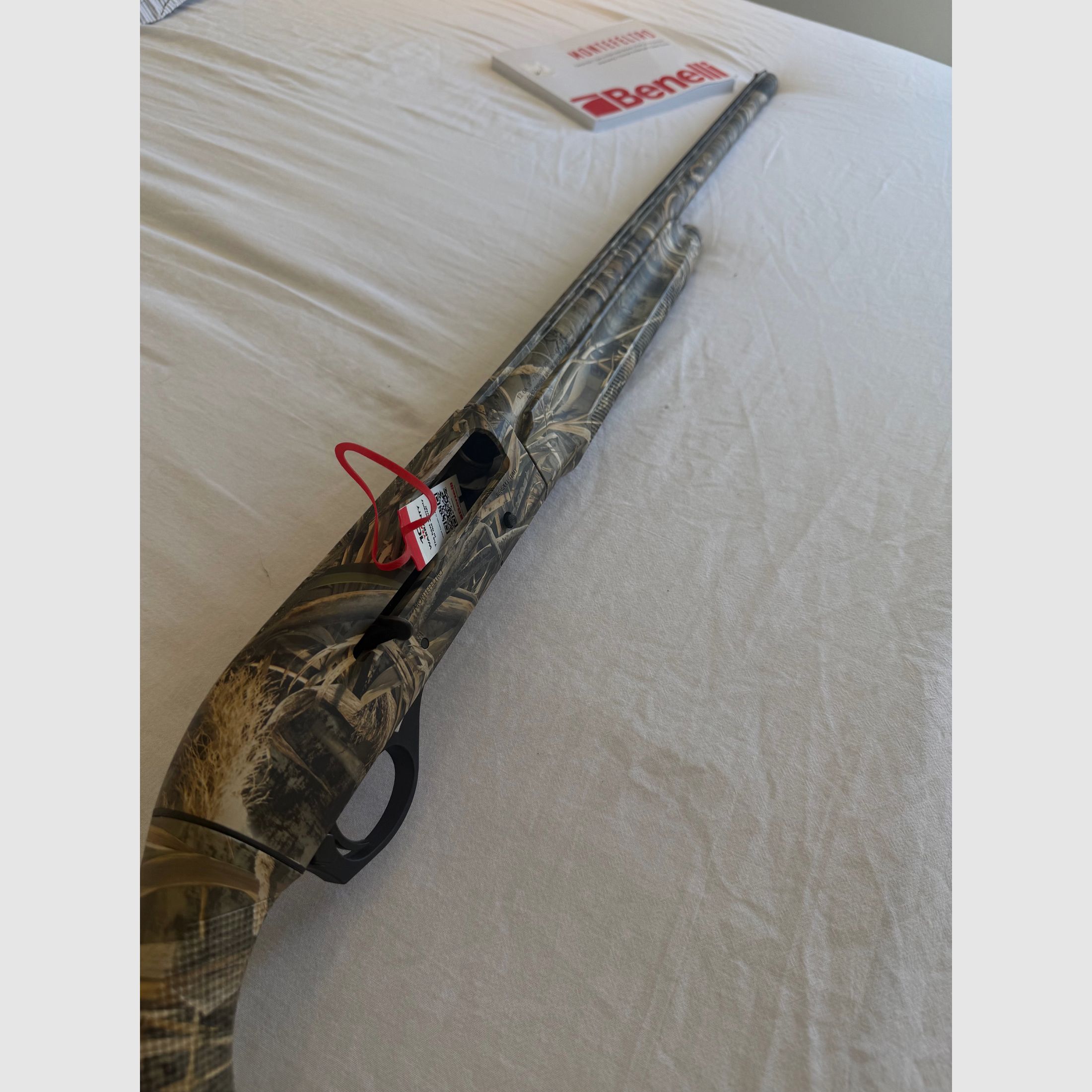     Zadbaną Benelli Montefeltro strzelbę samopowtarzalną 12/76 w kamuflażu