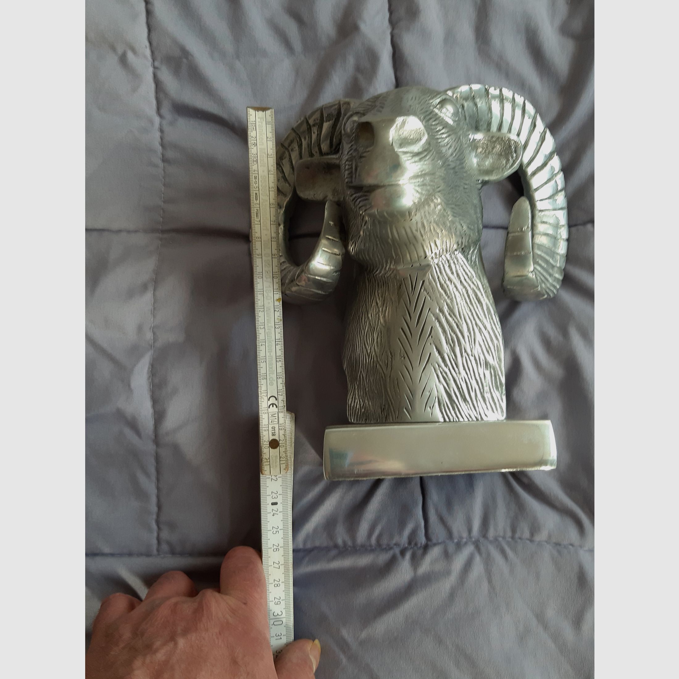 WIEDDERKOPF, bij de eerste aanblik denkt men dat hij gesmeed is, stabiel, trots, elegant en tijdloos mooi.