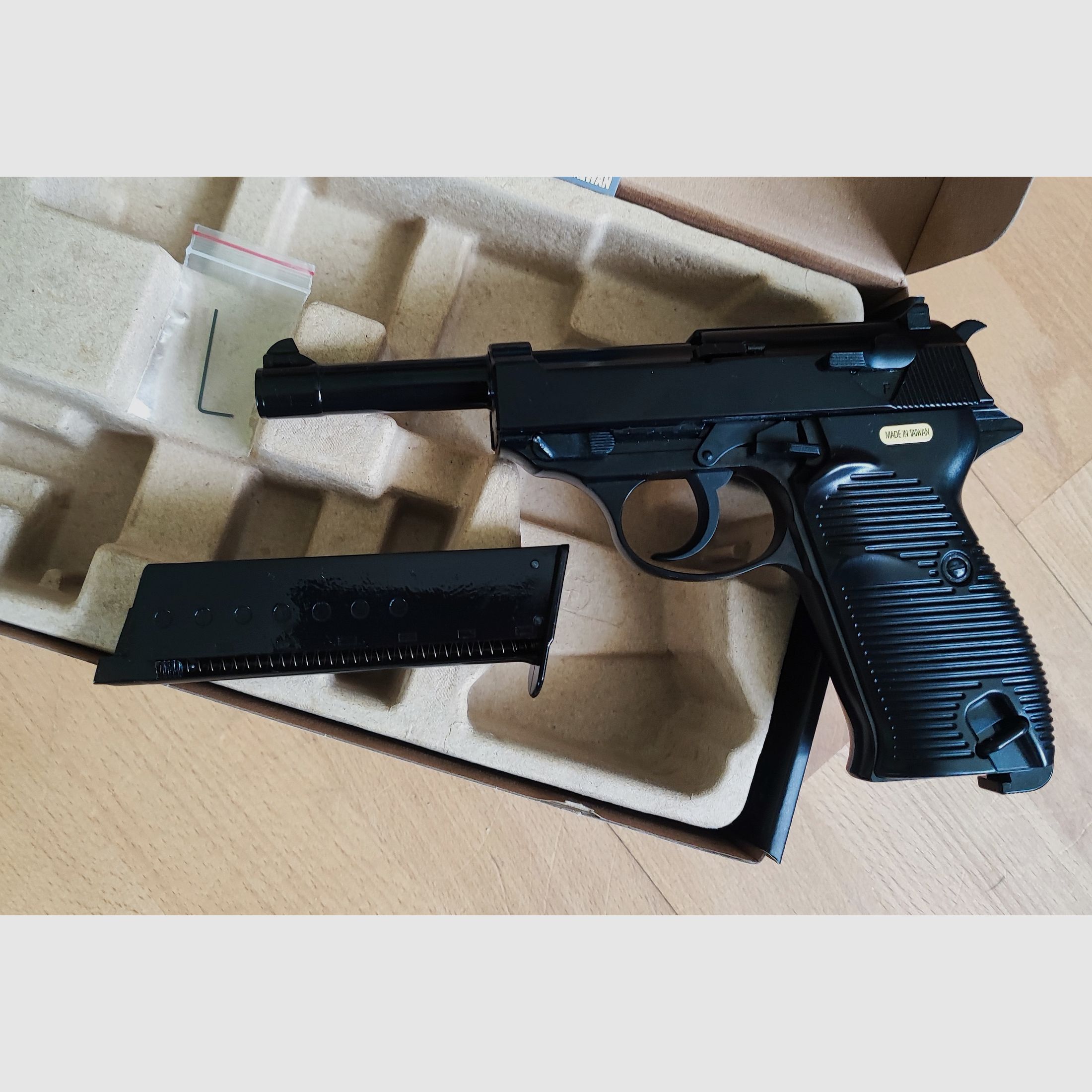 WE Walther P38 WW2 Full Metall GBB Airsoft Gun plus Zubehör