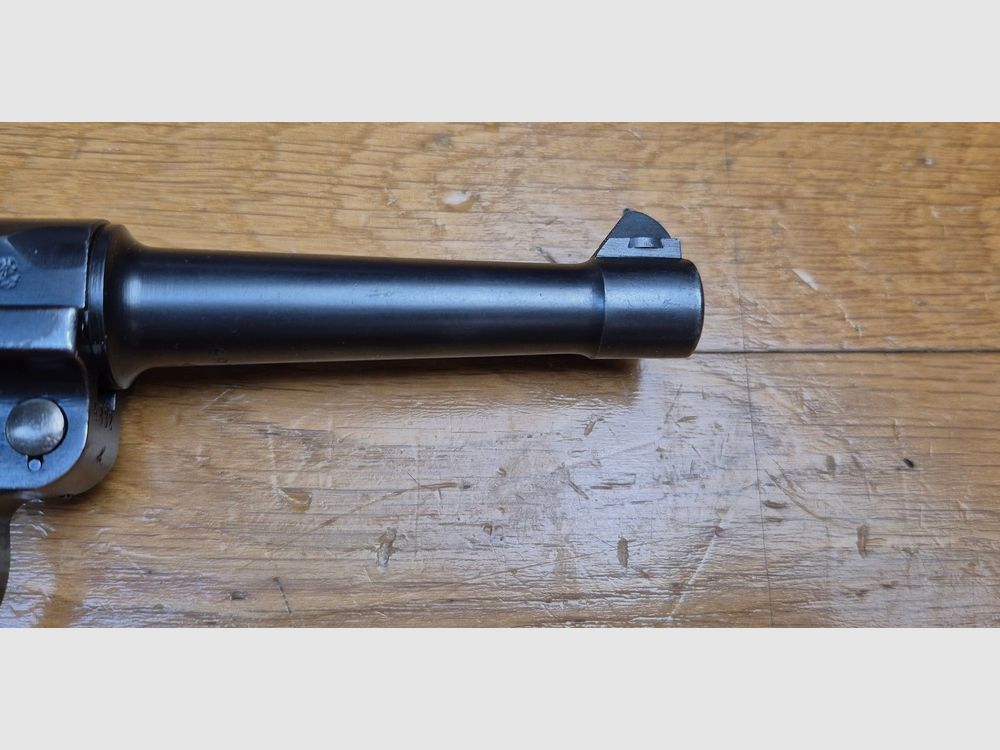 Sehr seltener und schöner Luger P08 Polizeipistole – Weimarer Zeit – Sonderanfertigung DMW von 1920 bis 1921 Polizei /Armee – Eine der 45.000 neu produzierten sogenannten „Alphabet DWM“ – Seltene Abzugssicherung „Schywie“ nach 1933 – Vollständig monomatrikuliert außer Magazin – Sehr schöne Mechanik und Ästhetik – Sehr guter Lauf – Seltenheitszustand und von großer Seltenheit – TBE+/TBE++, Bild 22 von 24