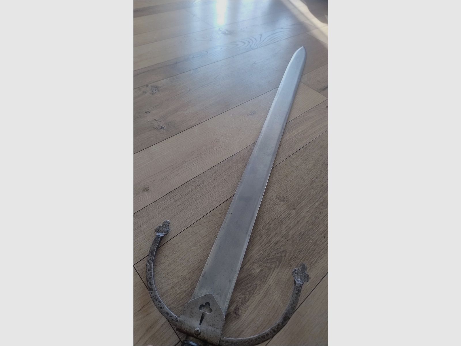 Historisch langzwaard ca. 1870–1900 – leren handvat – vernietigde knop – totale lengte 112 cm