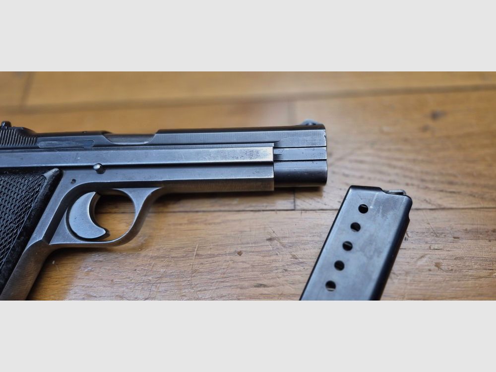 SELTE pistolet SIG P210-4 – Germanische Version des Schweizer Mythos im 9 para – SIG P210 Waffen hergestellt in der Schweiz für die deutschen Grenzwächter – Nur 5.500 Waffen im Jahr 1951 – Seltene Version des SIG P210 mit Ladeindikator und ohne Trageriemenring – Variante der zweiten Lieferung von 1951 – Guter Bronzierung – Traumhaftes Funktionieren und Lauf – 2. Magazin zusätzlich enthalten – Seltene Version in TBE, Bild 20 von 20