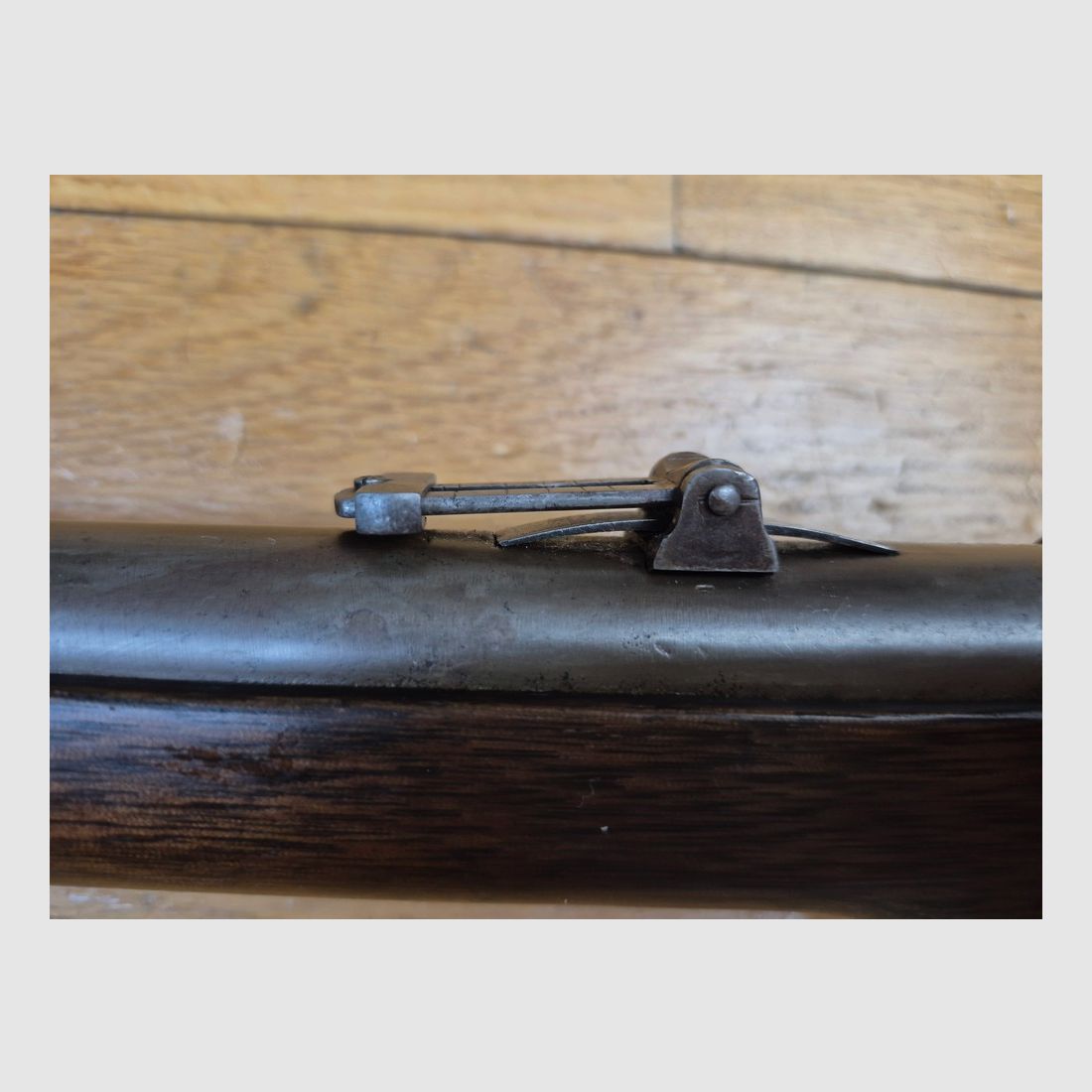 Mythologische und sehr seltene Spencer M1865 Repetierbüchse (nicht 1860!) – Kal. .56-50 – Waffe der US-Kavallerie, der Indianer und des Krieges von 1870! – Seltene Spencer-Fertigung in Boston – Sehr schönes Holz und Markierungen – Perfekte Mechanik – Makelloser Lauf – Sammlerwaffe und Teil der großen Geschichte in TBE ++!, Bild 10 von 43