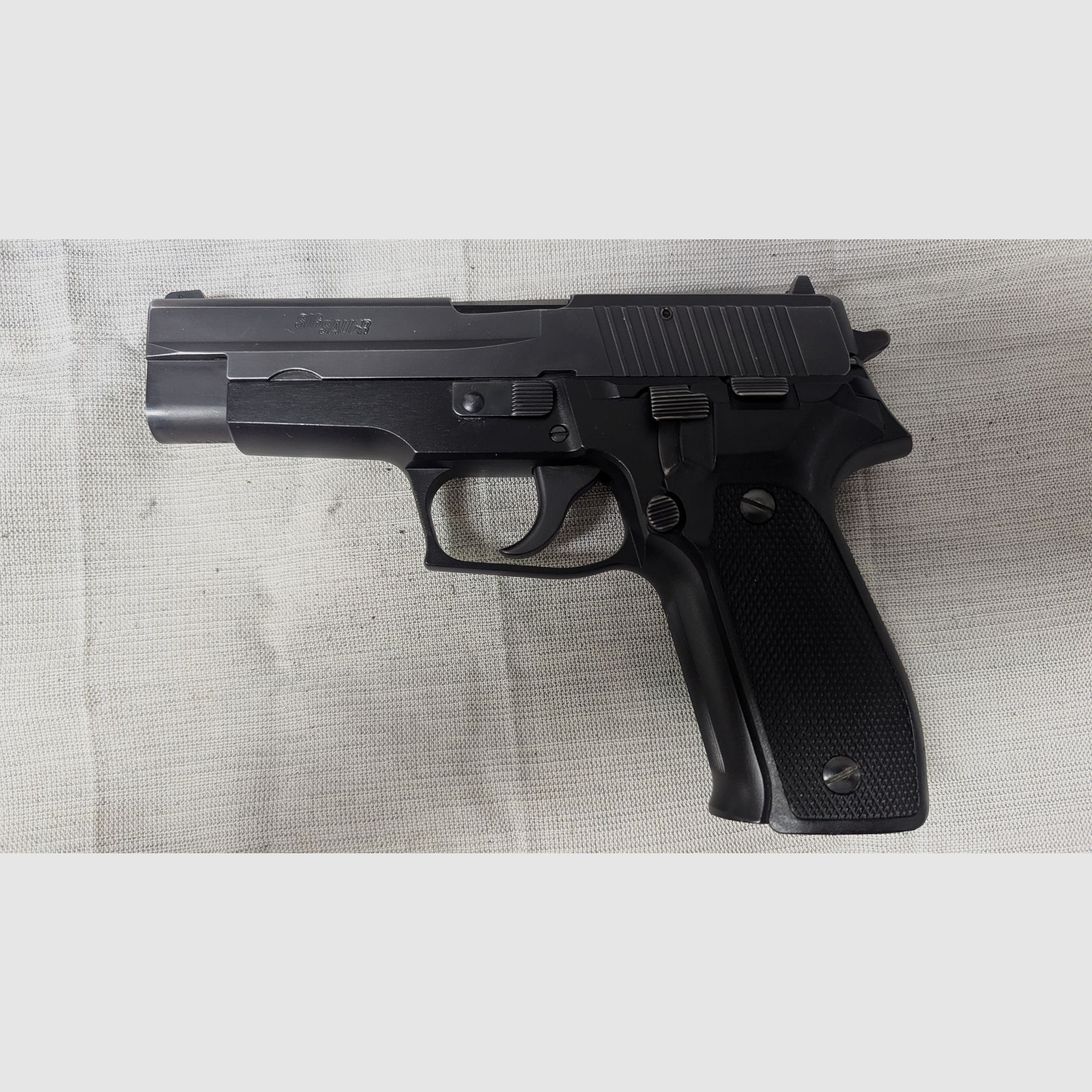 SIG Sauer P226 – 9 mm – buone condizioni fino a molto buone – incluso caricatore e fondina
