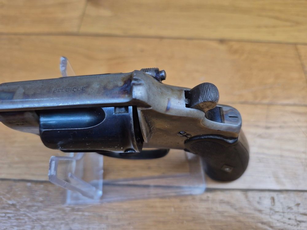 Zeer mooie revolver D.D.Oury – 8mm 1892 – Gemarmerde behuizing – Prachtige bluing – Levendige poederstempels van Luik – Ebenhouten handgrepen – SA / DA – Spiegelkamers en loop – Rechtsdraaiende cilinder – Echte Smith & Wesson Bodyguard uit de goede oude tijd! – Categorie D – TBE++, afbeelding 15 van 22