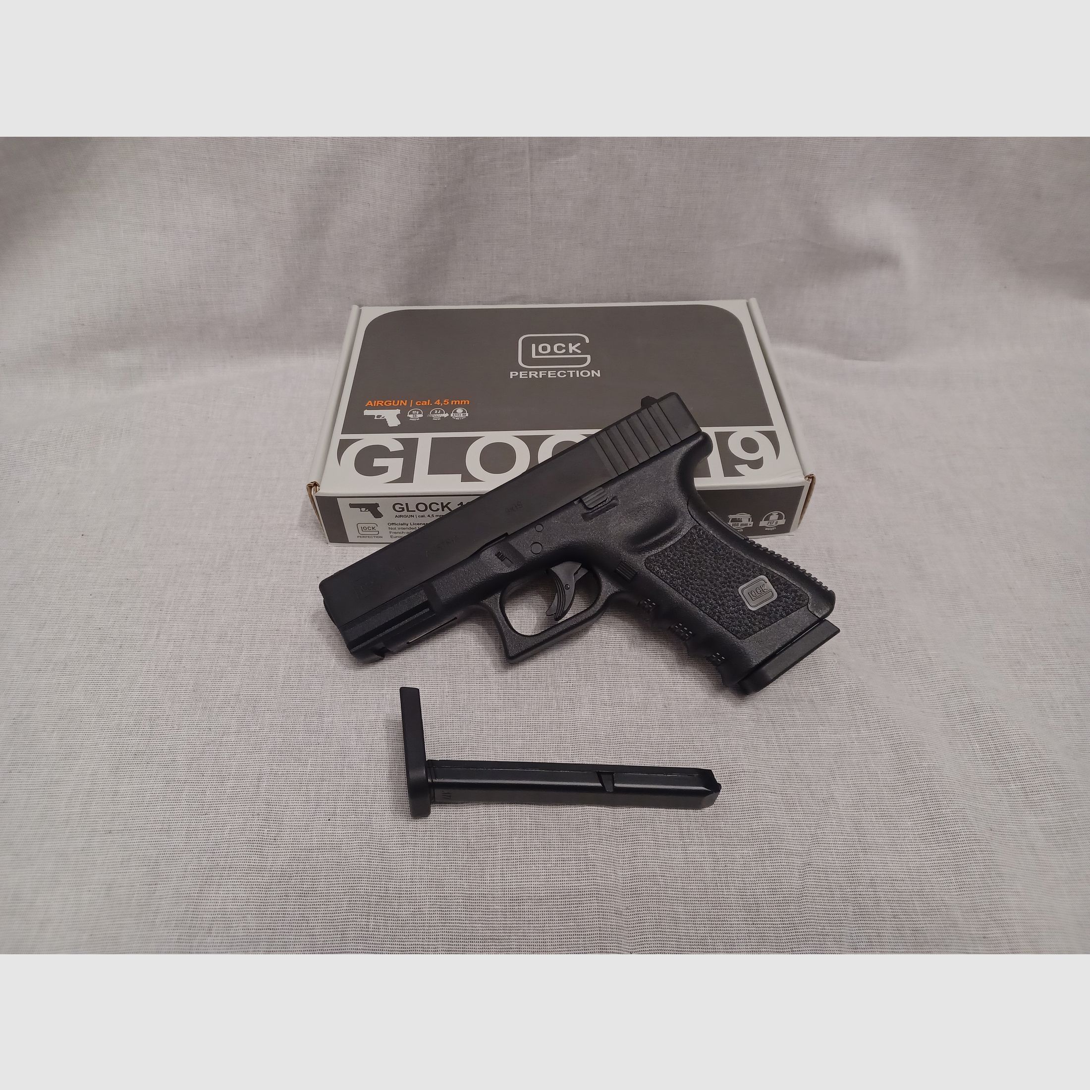 Glock 19 Gen3 / 4.5 mm BB / CO2 / pistol / original packaging (41)