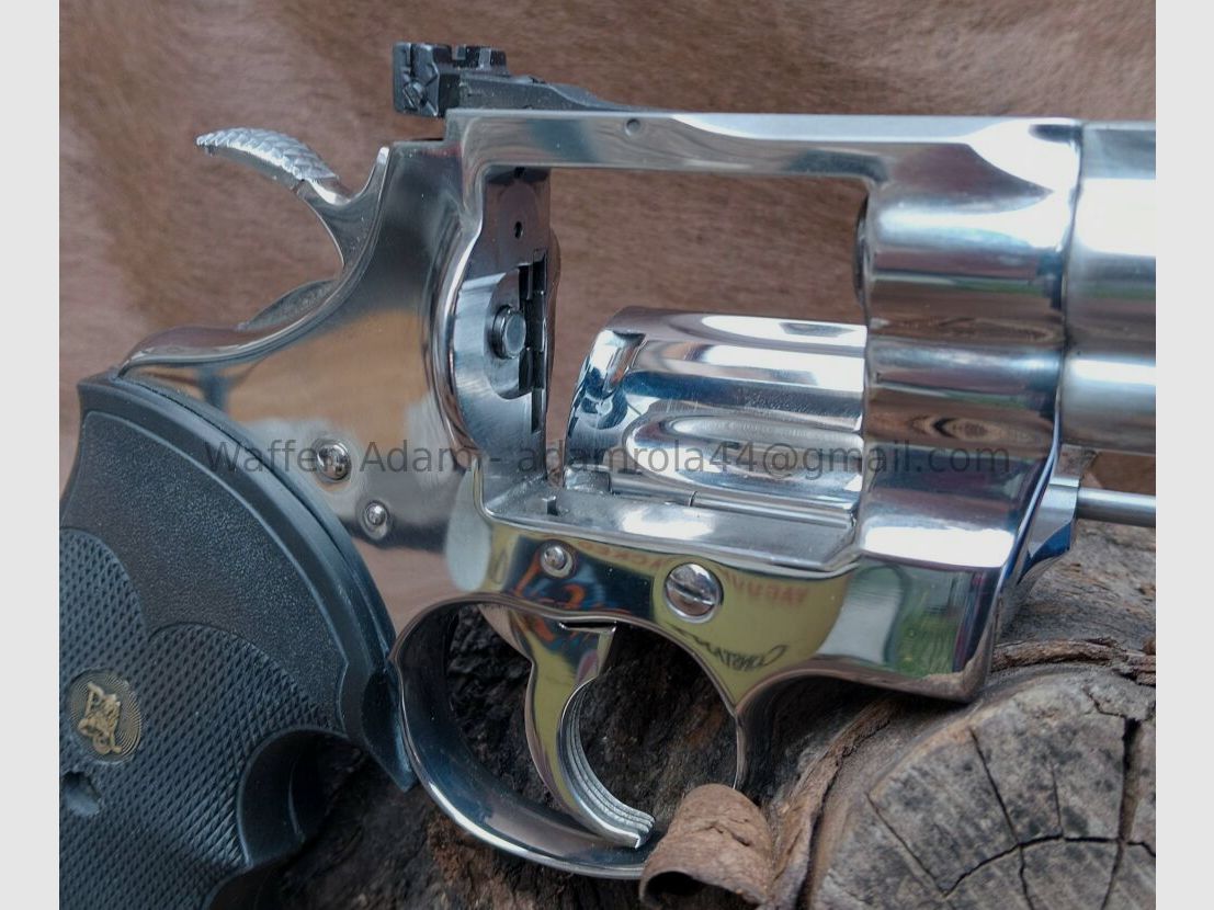 Colt Python 6 cali 6 cali Polerowany ze stali nierdzewnej