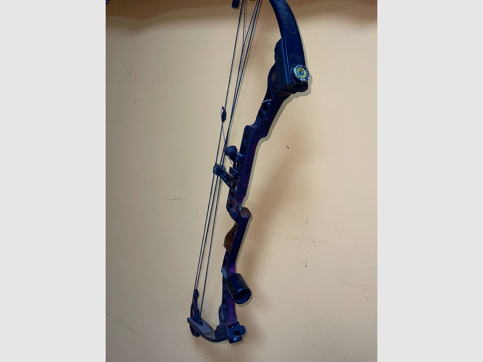 Matthews tournament bow, 30 inches, with complete accessories