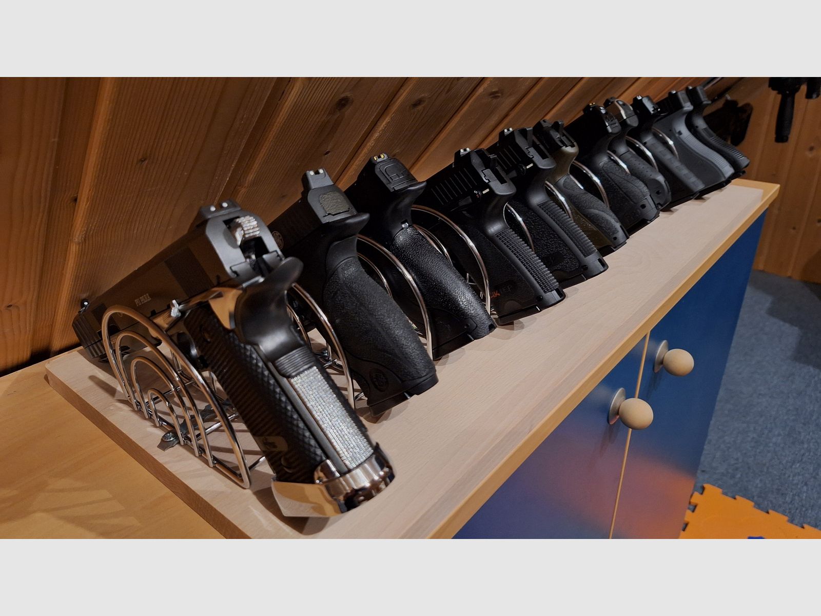 Pistolenrek/steun/stand/rek voor maximaal 11 pistolen