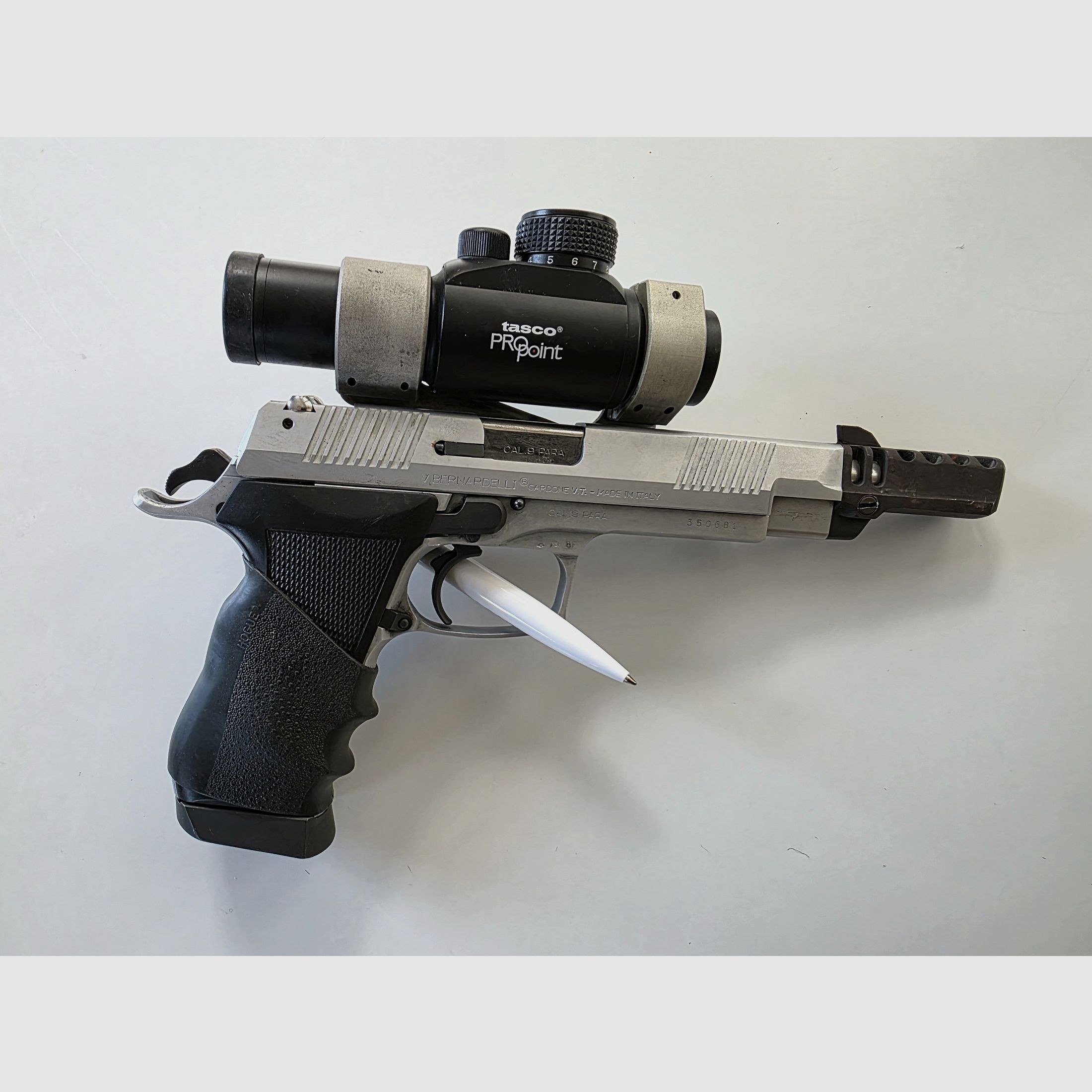 Bernardelli Praktisch 9mm Para mit Tasco ProPoint