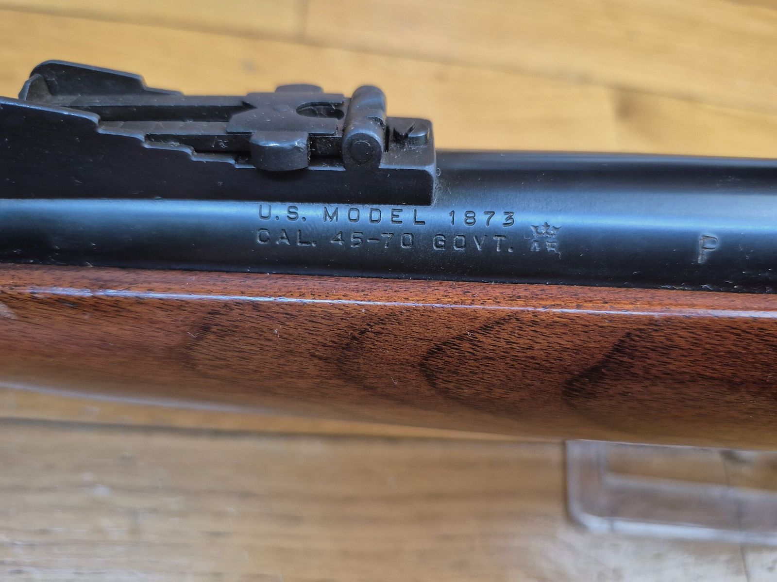 Wunderschöne Springfield Trapdoor Repetierbüchse Modell 1873 – Offiziersmodell – US-Herstellung von Harrington & Richardson – Waffe von 1973 – Kaliber 45-70 Gvt – Die Waffe von Little Big Horn – Hervorragende Verarbeitung – Hochwertiges Holz und marmorierte Metallteile – Mechanik in Top-Zustand – Neuer 22 Zoll Lauf – TBE+++, Bild 28 von 39