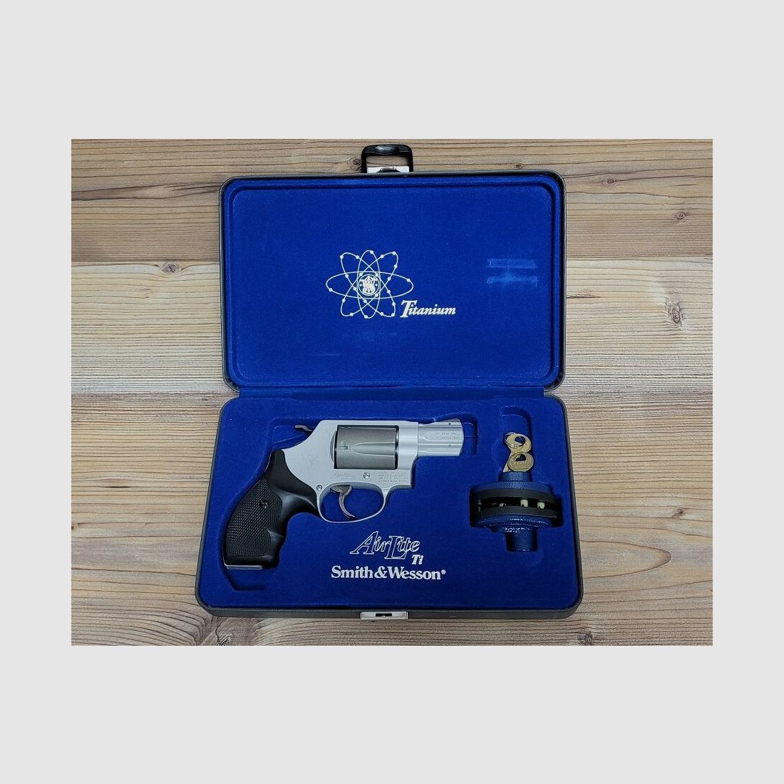Smith & Wesson AirLite Ti 1.7/8" - S&W Air-Lite Titan