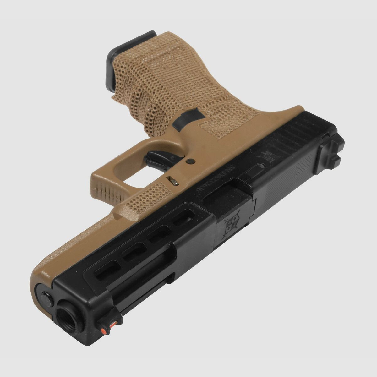 P06 GBB Airsoft Pistole in Tan | Delta Armory