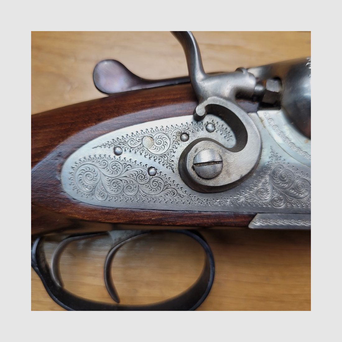 Très beau Fusil juxtaposé à chiens extérieurs – En 12/70 – Par Victor Sarasqueta sous marque Ego – Véritables platines percutantes (!) – Haut niveau de finition – Crosse pistolet à joue viennoise en noyer poncé huilé sans la moindre marque – Grande réserve à la clef– Canons miroirs au bronzage parfait – Epreuve 1200 bars -Etat neuf, image 5 sur 38