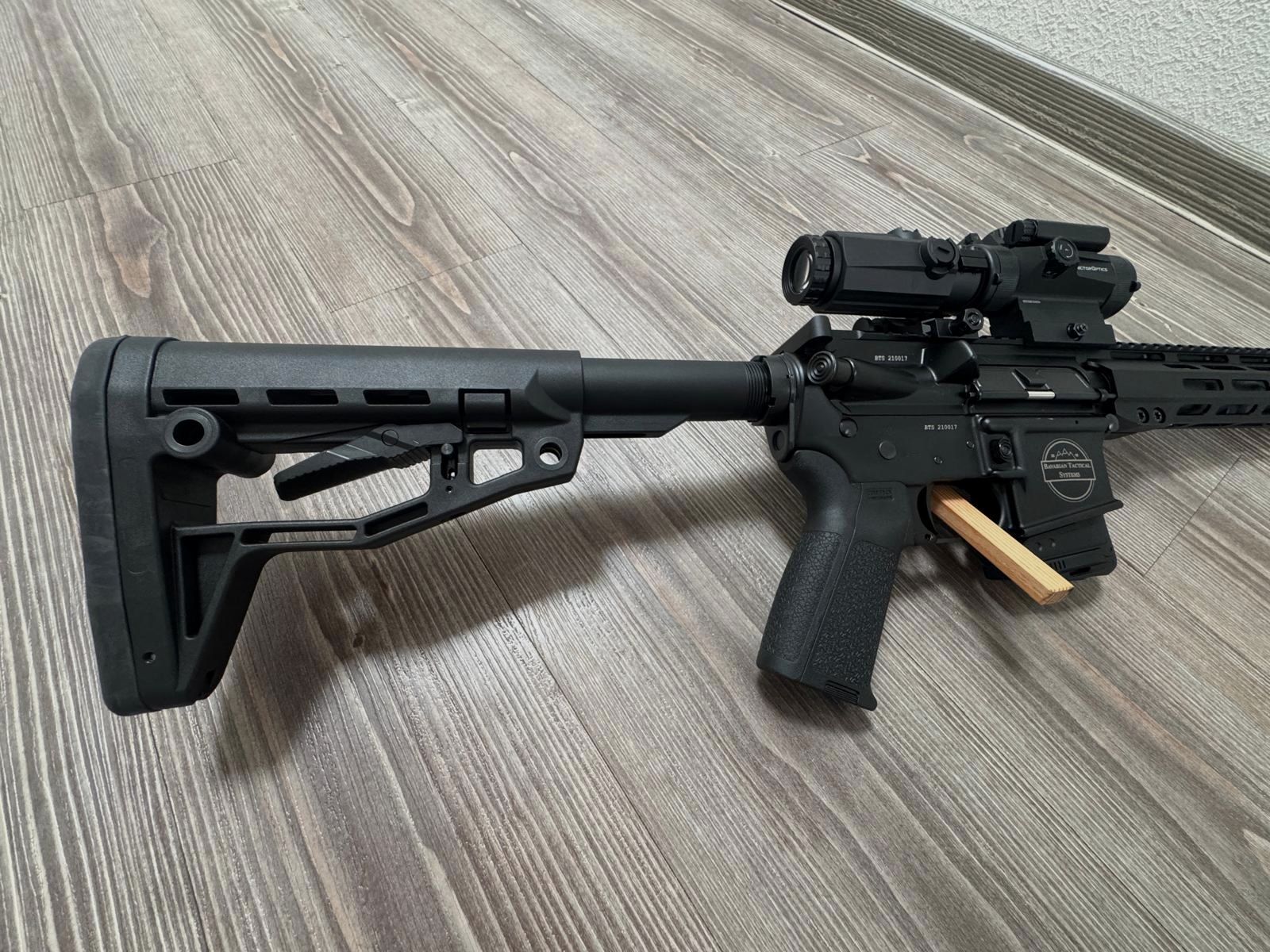 BTS AR15 calibro 300 BLK Blackout con grilletto Match e ottica Vector