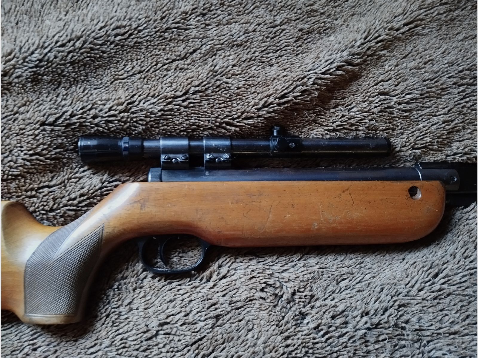 altes Luftdruckgewehr von Walther mit Zielfernrohr in sehr gutem Zustand