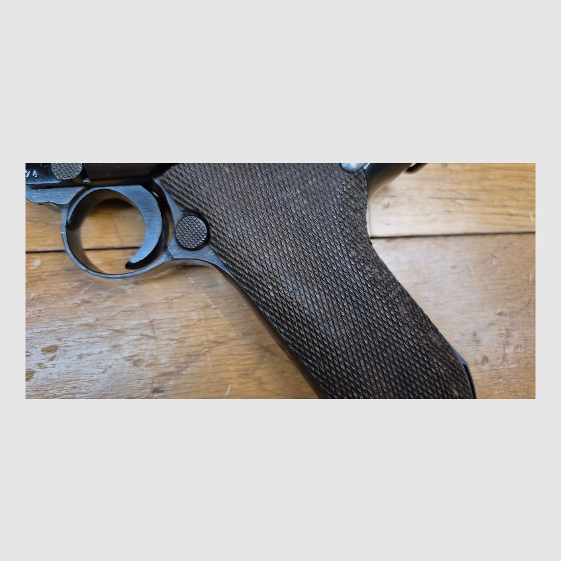 Rarissimo Luger P08 detto "Mauser Banner" – Arma di "Polizia" prodotta da Mauser nel 1942 – Calibro 9×19 – Una delle 25.165 armi di Polizia SS tipo Front Est – Una delle 5.550 contrassegnate "1942" con "Aquila+L" – Stato estetico e meccanico eccezionale – TBE+++, immagine 5 di 33
