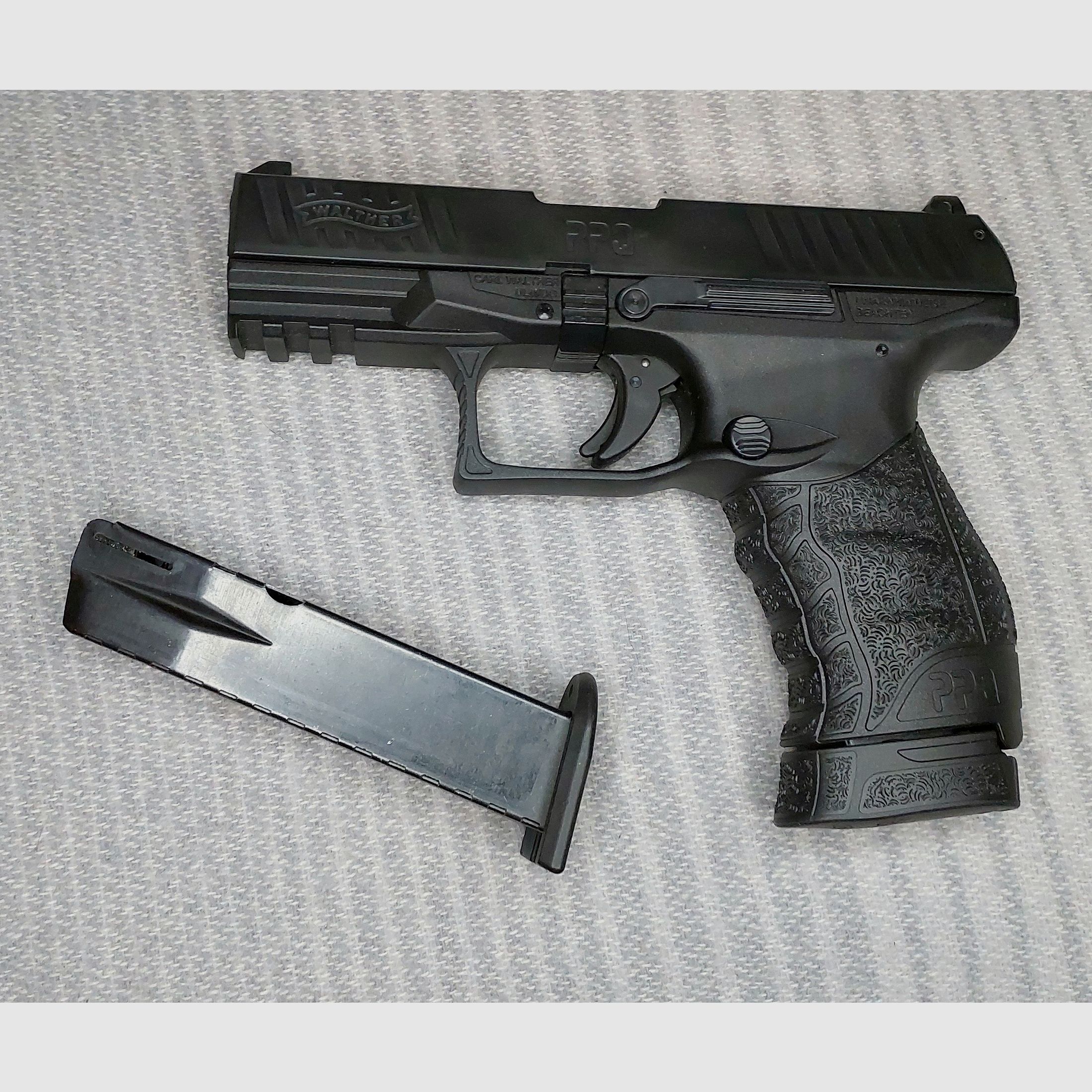 Walther PPQ M2 Schreckschuss Pistole 9mm P.A.K. schwarz (PTB 958) mit 2 Magazinen