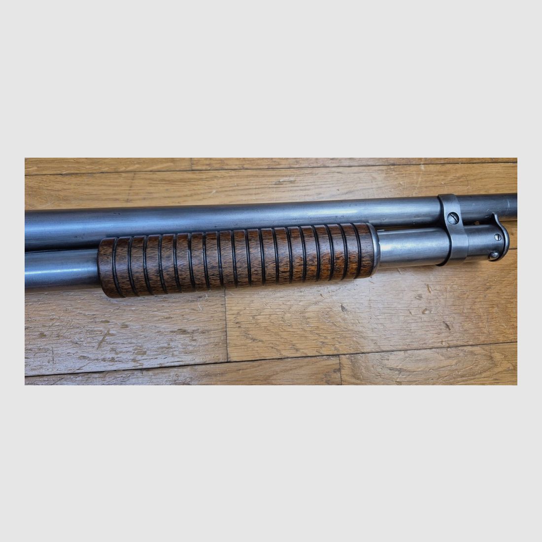 Ikonische Pumpflinte Winchester Modell 1897 – Take Down Modell mit 28 Zoll (71cm) Lauf – Waffe von 1914! – Kal. 16/70 – 5+1 – Kat. D! – Waffe in ausgezeichnetem Zustand – TBE++, Bild 30 von 32