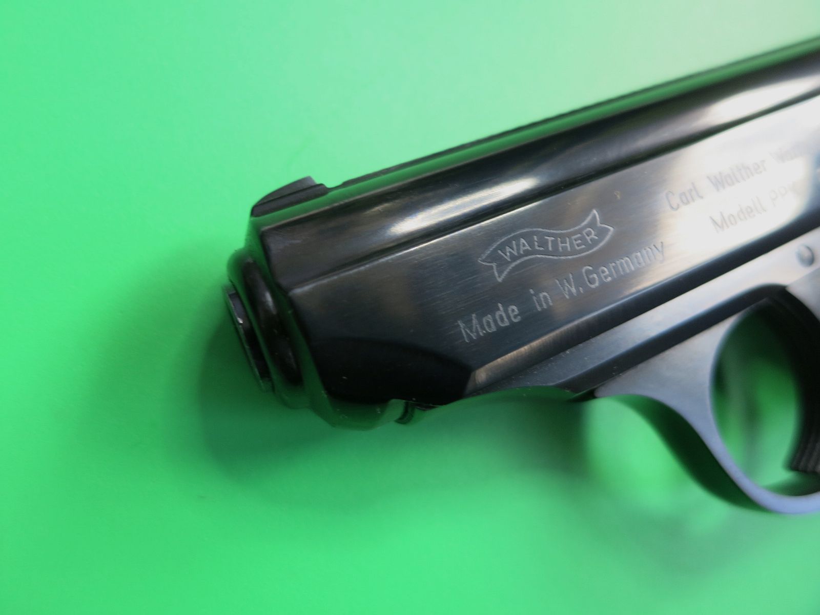 Pistola semiautomatica, Walther PPK, cal. 9 mm corto, impugnature marroni, come nuova       #82