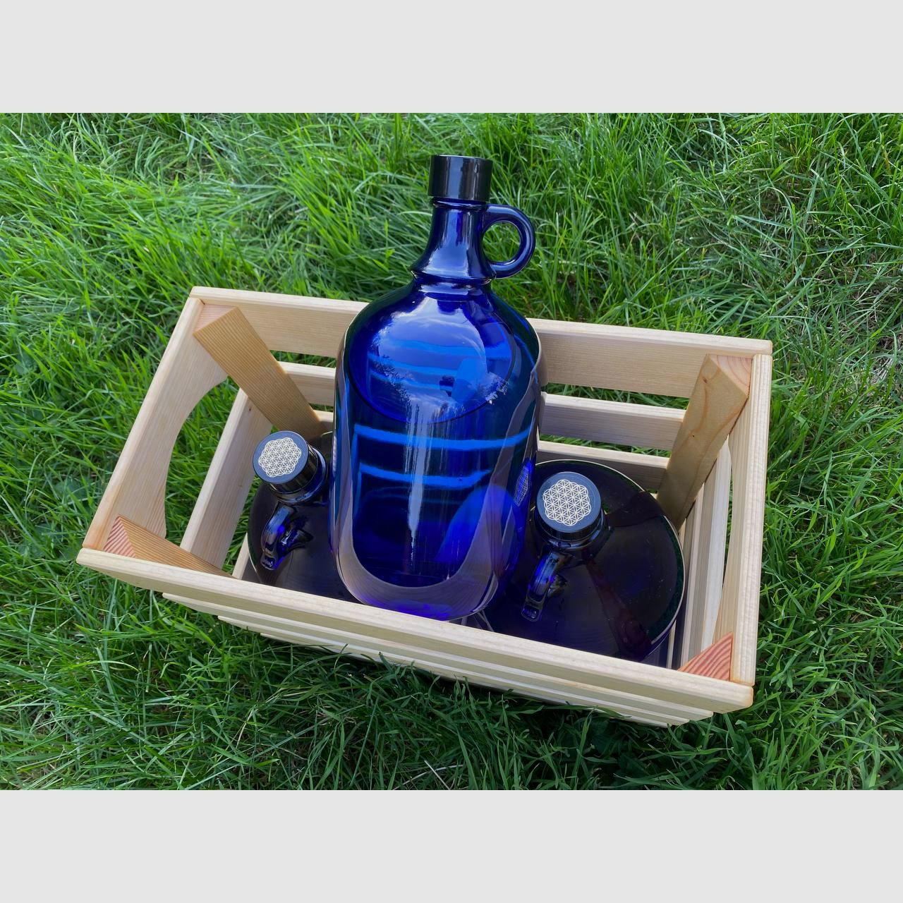 Houten draagbalk met twee flessen, blauw glas twee keer 5 liter