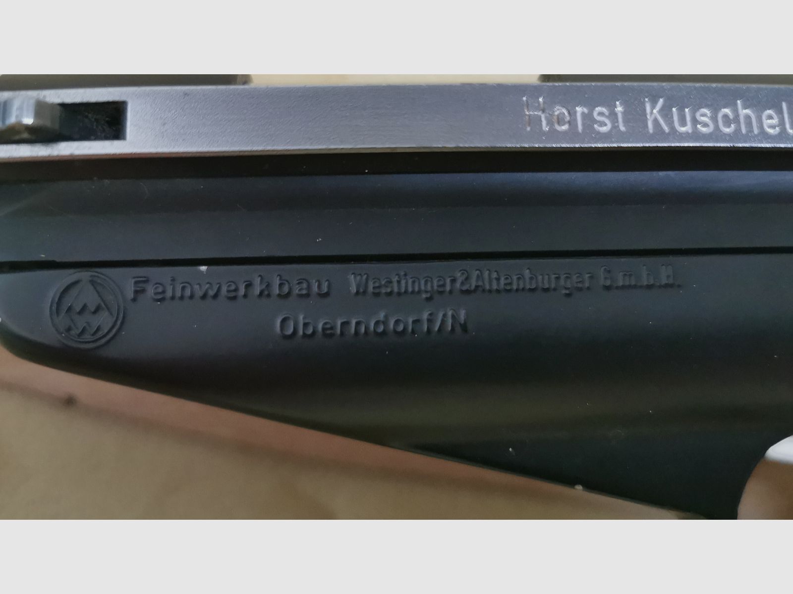 Konvolut Luftdruckwaffen, 1 Gewehr, 2 Luftdruckpistolen