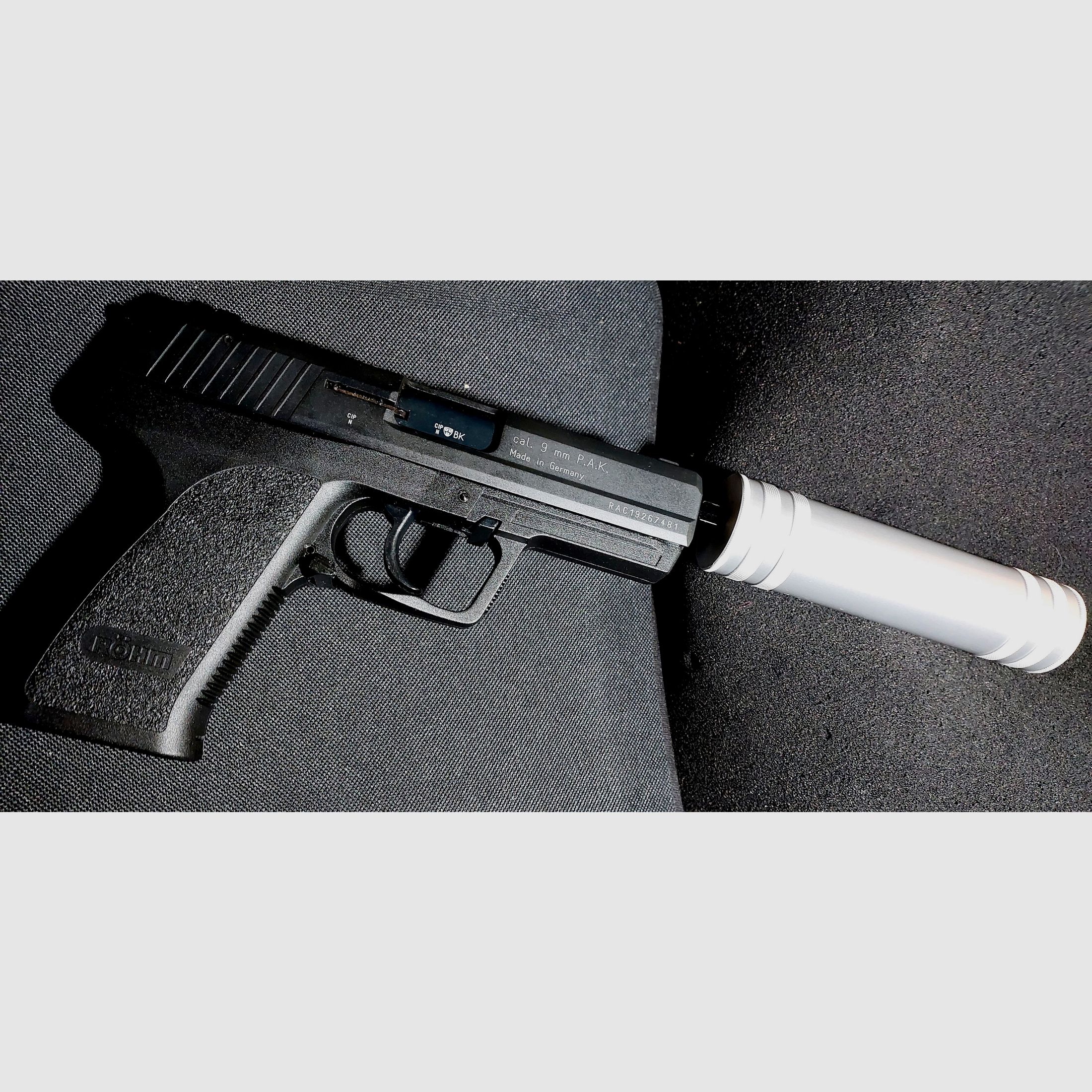 Pistolet alarmowy Röhm RG96, oksydowany (PTB 699) Zestaw RG 96 z tłumikiem, pomocą do ładowania i 2 magazynkami