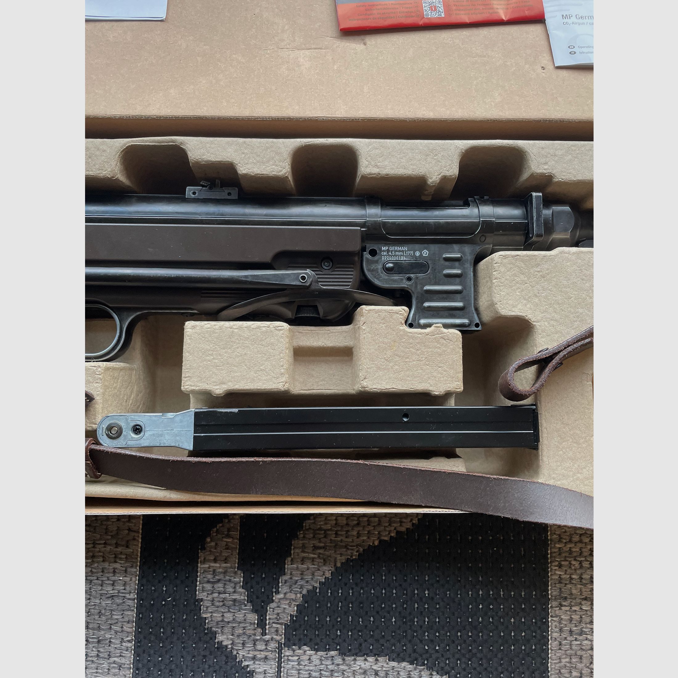 Umarex Legends MP40 Edición Legado Alemán - 4,5 mm Stahl BB Co2 (P18)