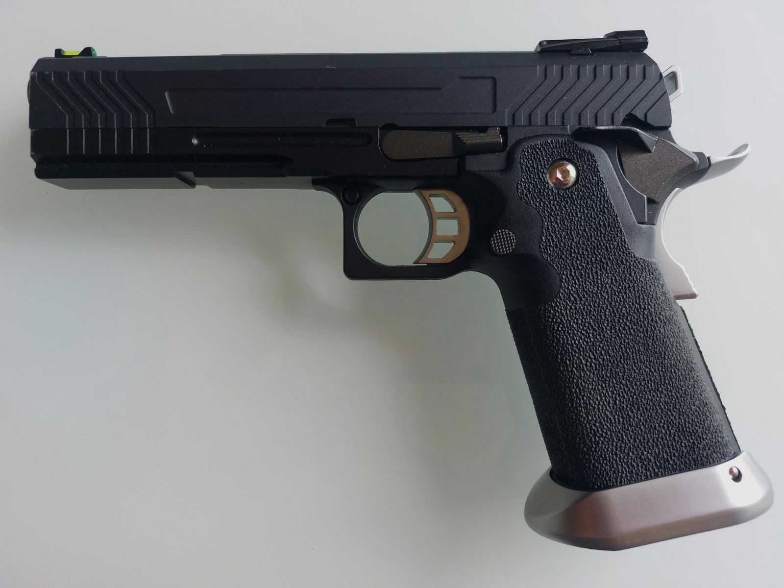 HI-CAPA 5.1 6mm GBB con due caricatori