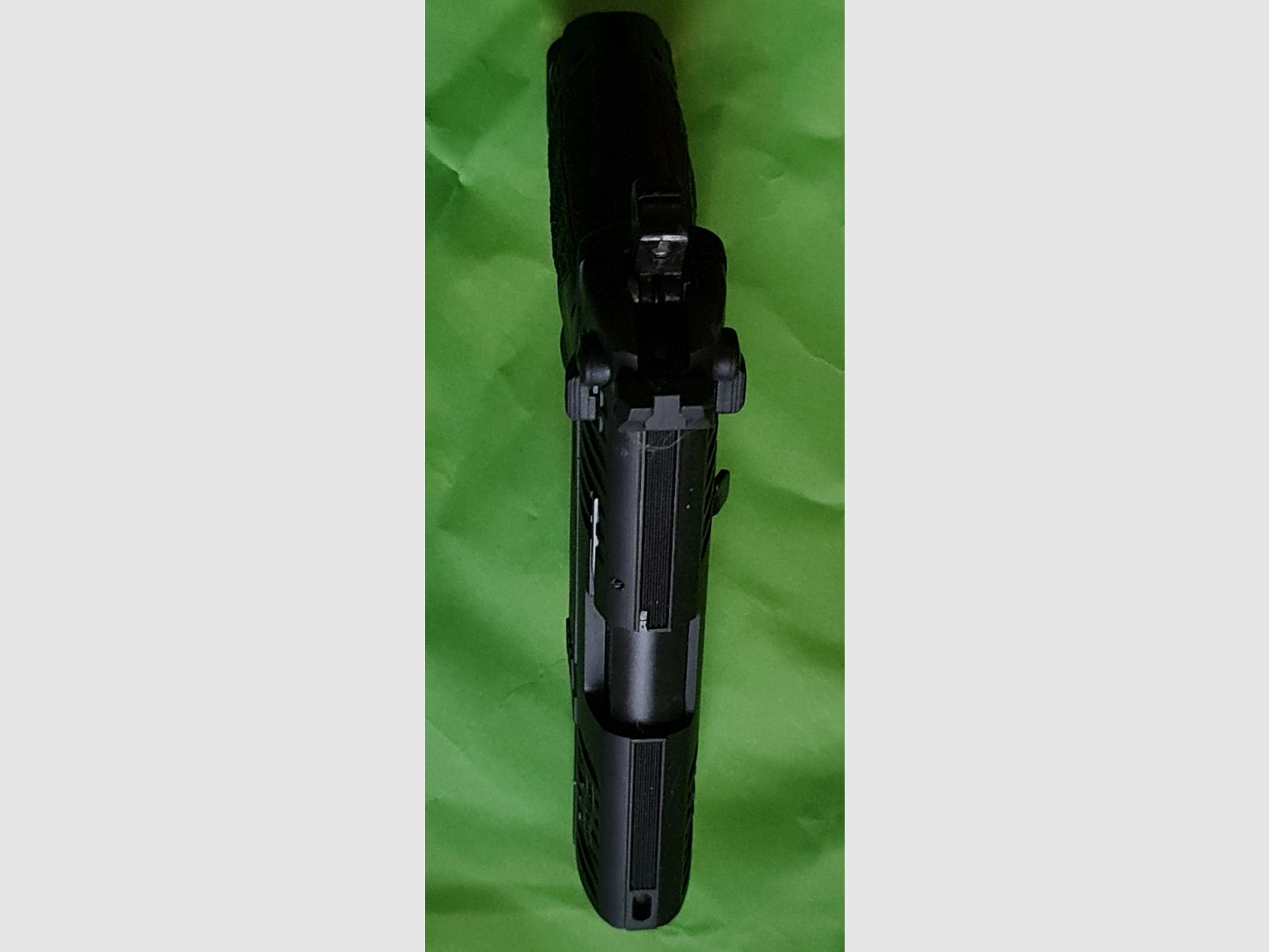 Walther P22Q 9 mm P.A.K. Pistola – pistola a salve compatta con design ergonomico La Walther P22Q 9 mm P.A.K. è una replica precisa della nota serie Walther P22Q e si rivolge a chi cerca una pistola a salve compatta, ergonomica e versatile. La sua struttura combina un design autentico con una costruzione funzionale. Sistema di sicura orientato alla sicurezza La P22Q offre una doppia sicura e una singola sicura, che permettono una gestione flessibile e sicura. L’uso è intuitivo per diversi utenti e supporta un utilizzo controllato in varie situazioni. Il caricatore da 7 colpi garantisce una prontezza costante. Design ergonomico per una gestione precisa Il pulsante di sgancio caricatore ambidestro facilita l’accesso sia per destrorsi che per mancini. Il dorso impugnatura intercambiabile in..., immagine 3 di 4