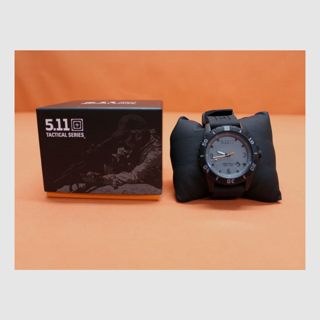 5.11 5.11 Zegarek Guardsman (50133EU) 033 Granite z stalową obudową i silikonowym paskiem