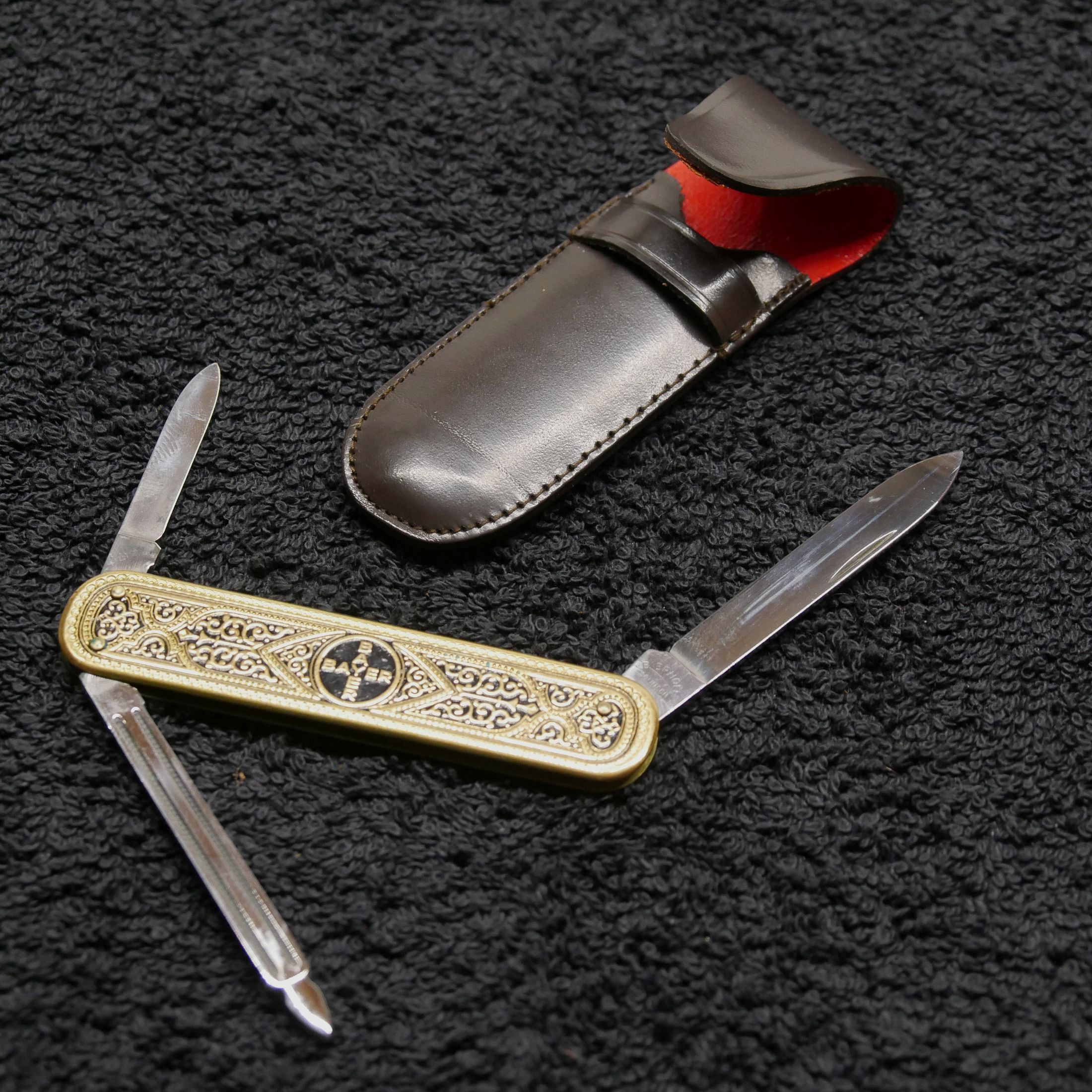 Nóż składany Justus Bierhoff Solingen 3-częściowy ornamentowany z logo Bayera z etui ochronnym vintage