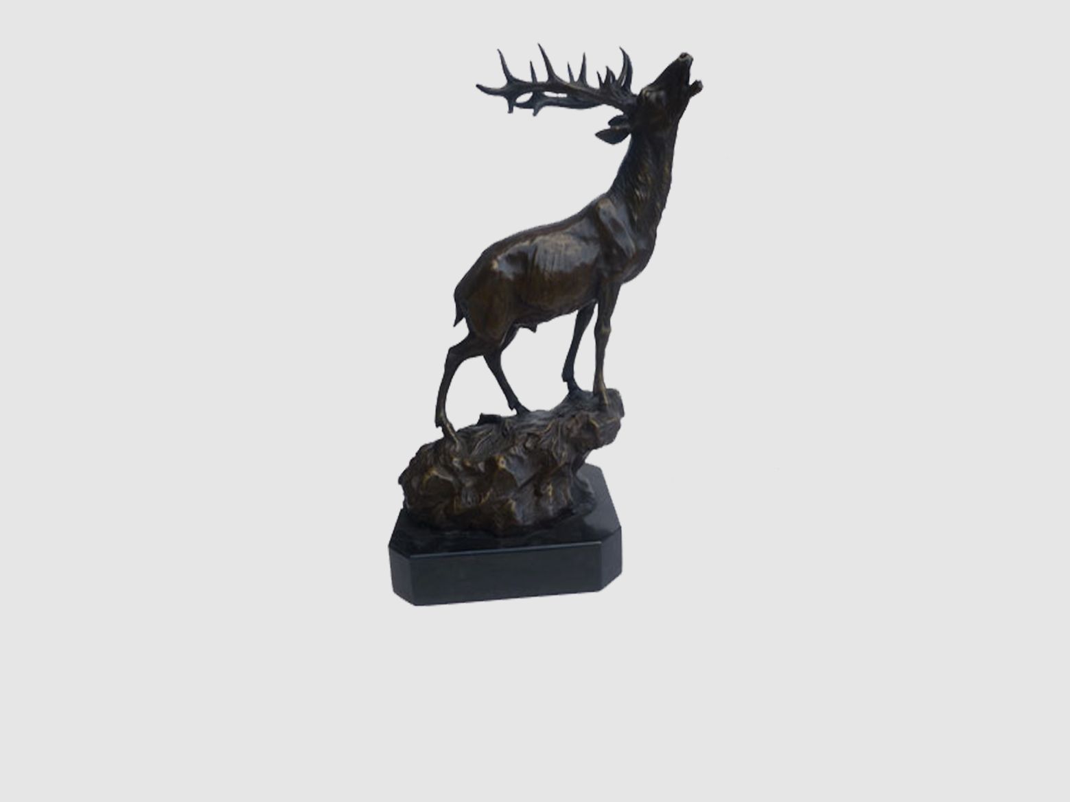 Lovergreen große Bronzestatue Motiv Hirsch auf einem Felsen