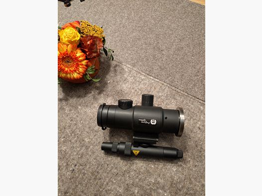 Night vision attachment Hunsrück NSG 45 with Hunsrück IR 850 and adapter ring M33.5x0.75mm to M52x0.75mm. Absolutely as new, no use!!!