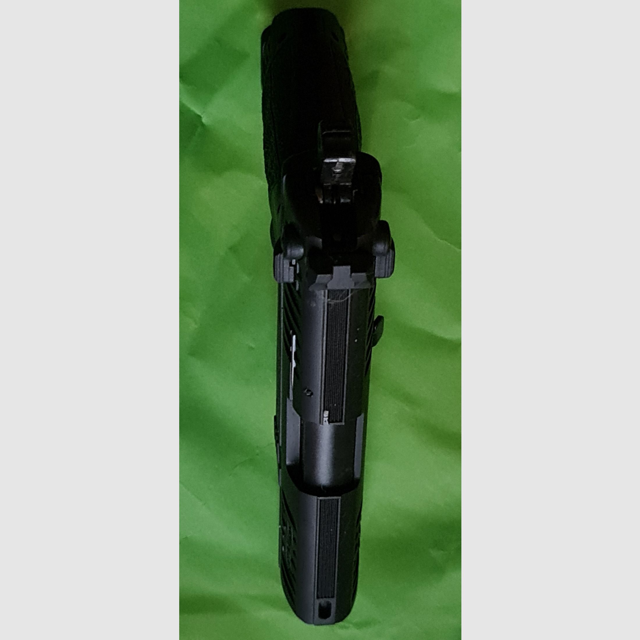 Walther P22Q 9 mm P.A.K. Pistola – pistola a salve compatta con design ergonomico La Walther P22Q 9 mm P.A.K. è una replica precisa della nota serie Walther P22Q e si rivolge a chi cerca una pistola a salve compatta, ergonomica e versatile. La sua struttura combina un design autentico con una costruzione funzionale. Sistema di sicura orientato alla sicurezza La P22Q offre una doppia sicura e una singola sicura, che permettono una gestione flessibile e sicura. L’uso è intuitivo per diversi utenti e supporta un utilizzo controllato in varie situazioni. Il caricatore da 7 colpi garantisce una prontezza costante. Design ergonomico per una gestione precisa Il pulsante di sgancio caricatore ambidestro facilita l’accesso sia per destrorsi che per mancini. Il dorso impugnatura intercambiabile in..., immagine 3 di 4