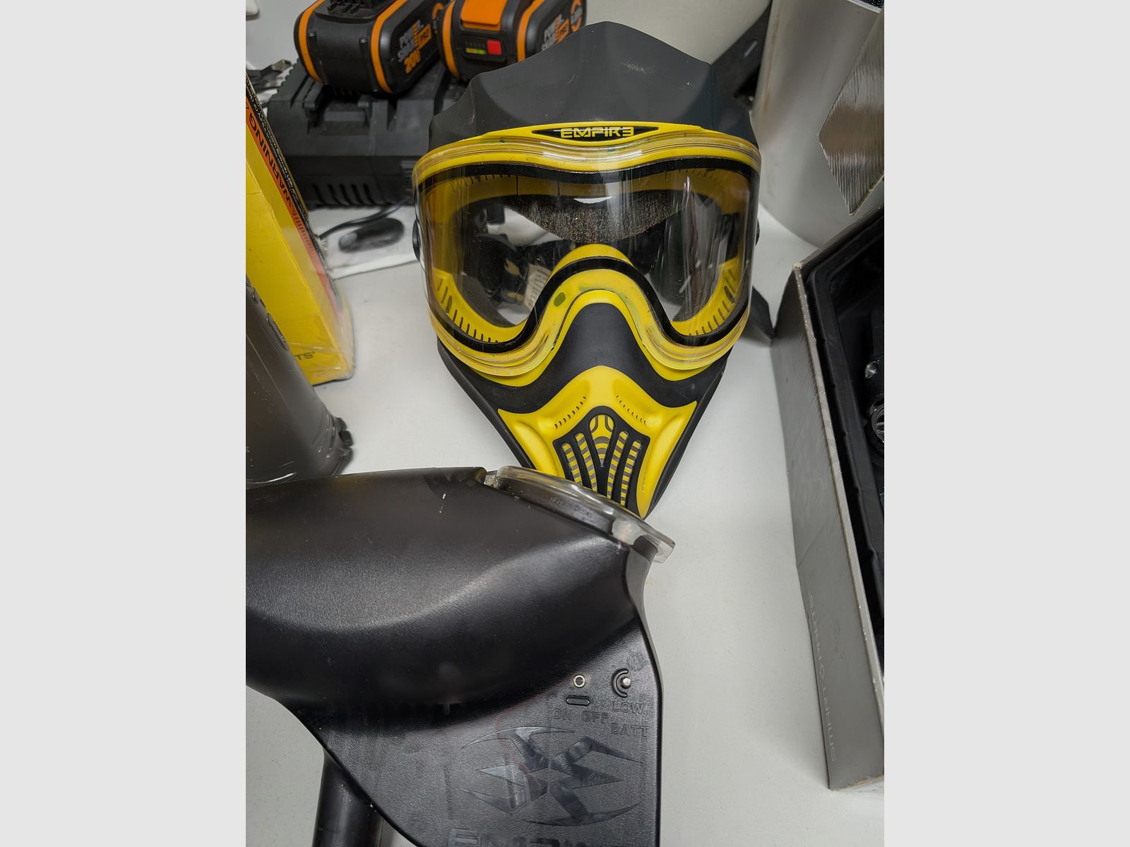 Équipement complet de paintball y compris le marqueur