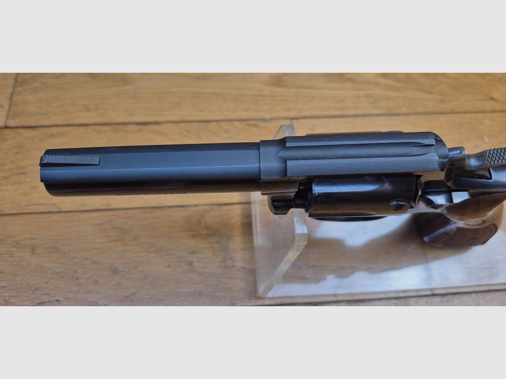 Sehr schöner Revolver Smith&Wesson Modell 10-6 – Direkter Nachfolger des Hand Ejector Military & Police von 1899 – Variante mit schwerem Lauf des Modells 10-5 – Waffe von 1978 – Legendäre Polizei- und Sportwaffe, einer der Stars des Hauses Springfield – Sehr schöne Brünierung bei 97% – Mechanik top – Neuer Lauf – Exzellente Standwaffe mit glorreicher Vergangenheit – TBE+/TBE++, Bild 17 von 26