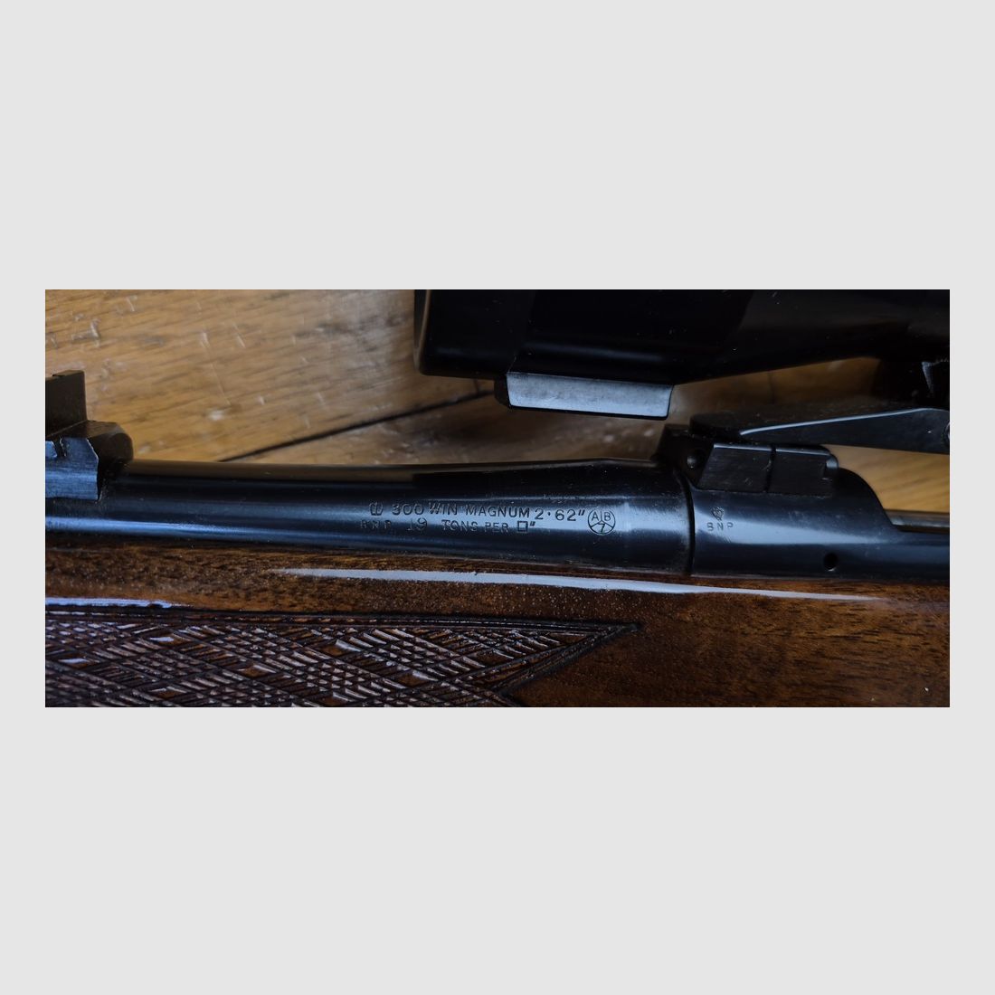 Sehr schöne BSA Jagdgewehr Modell CF2 — Kal. 300 Win Mag — Magazin 3 Schuss +1 — Holz von hoher Qualität in Grad V — Schmidt & Bender 1.5-6x Zielfernrohr — Exzellente Mechanik — Spiegel-Lauf — Eines der besten Jagdgewehre, die aus den Werkstätten der „Großen Epoche“ britischer Herkunft stammen — TBE/TBE+, Bild 36 von 39