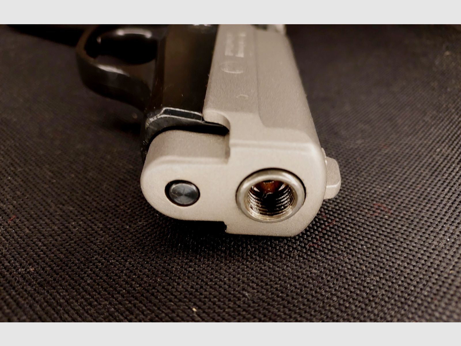 Sig Sauer P239 Nickel schreckschusspistool in kaliber 9 mm P.A.K. (PTB874) met Fobus holster