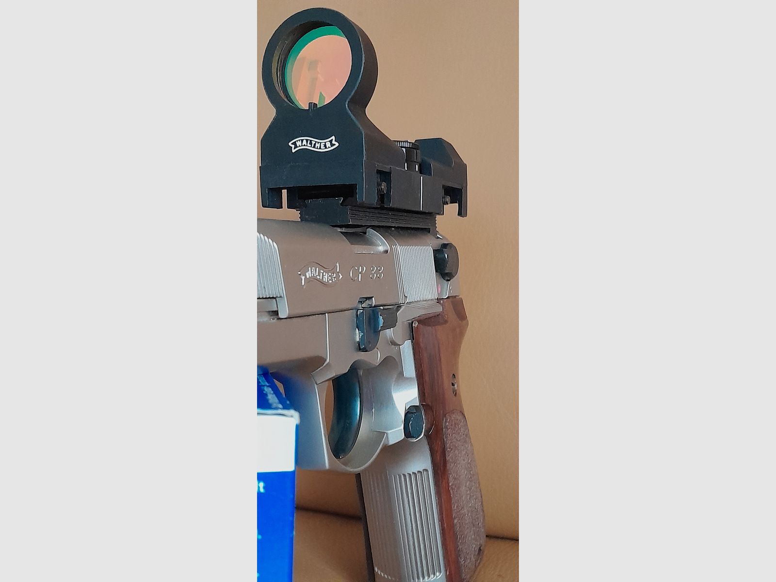 Vernickelte Walther CP88, CO2-Pistole, mit Echtholzgriffschalen und Rotpunktvisier