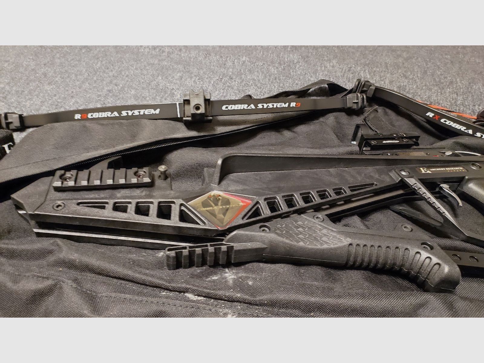 EK Archery Cobra R9 Deluxe 90/130 lbs COMPLETE SET – like new – 30 bolts + bag + carrying strap + shoulder support + front grip