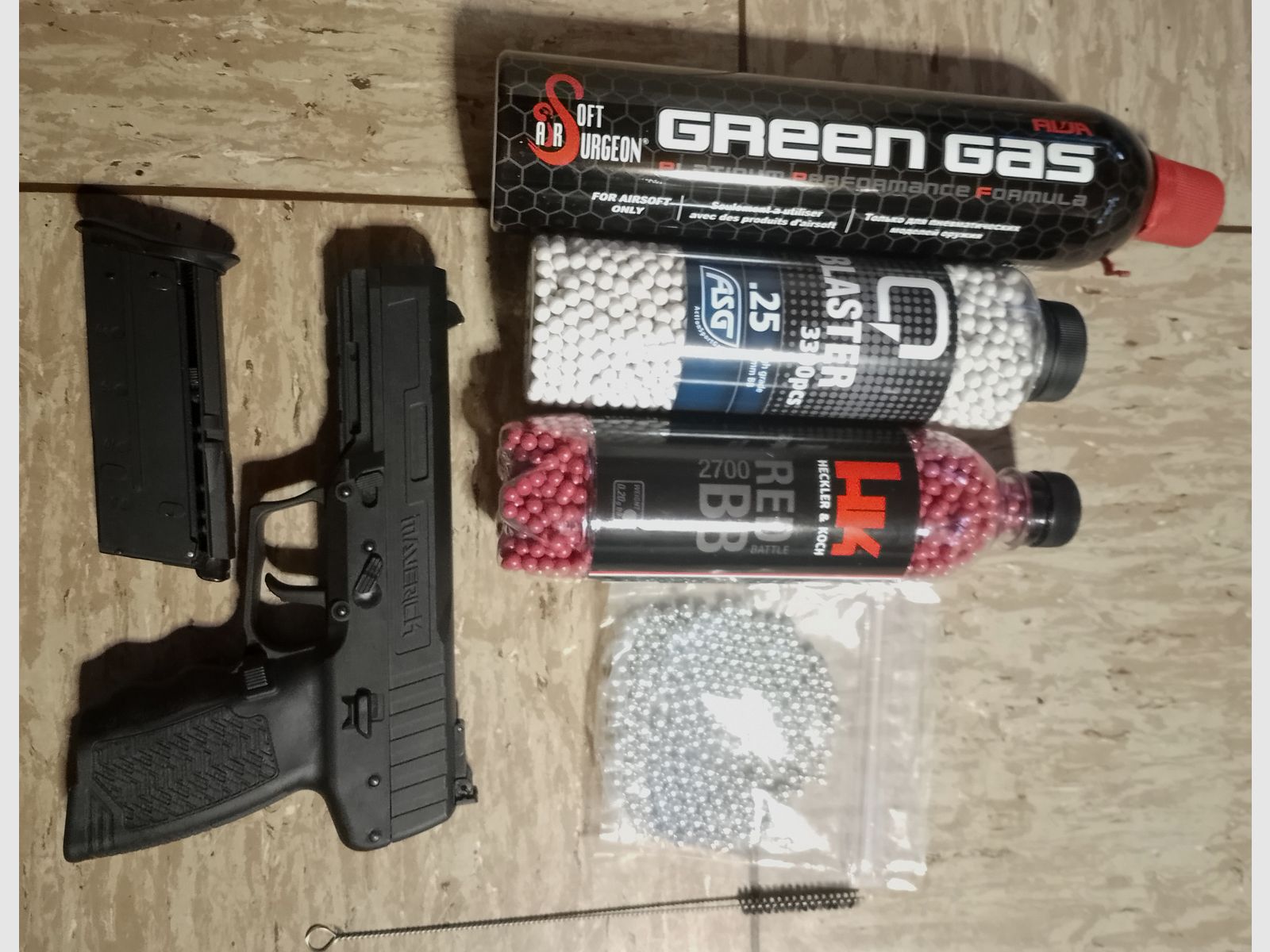 Kli Maverick GBB Gas Blow Back Airsoft Pistole mit Zubehör Greengas + Stahl + 0,20g H&K + ASG  BB's Set 