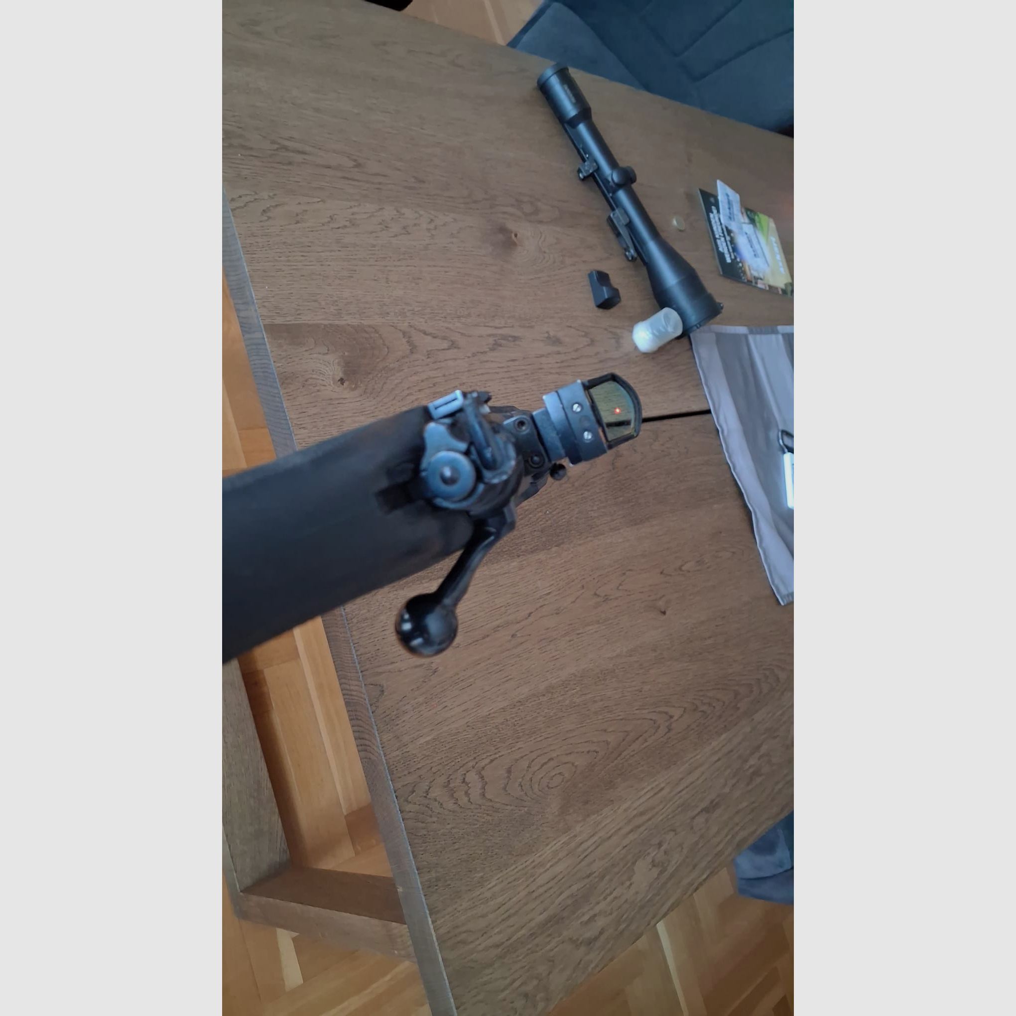 Mauser 98 „Forest“ in calibro 9,3x62 – pacchetto completo (Swarovski 8x56 + Docter Sight)