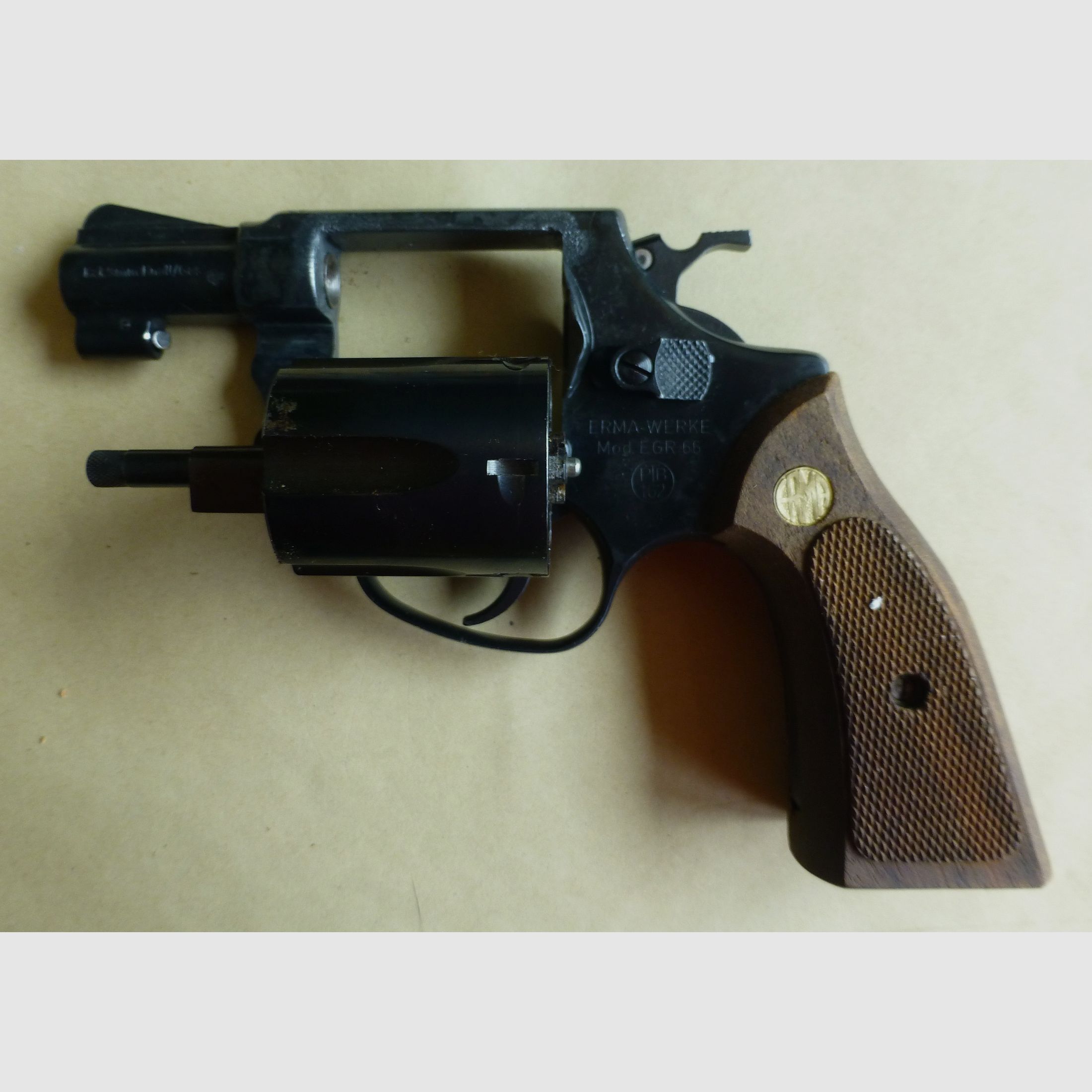 ERMA EGR 66 inkl. Abschußbecher und Erma Anstecknadel, Kaliber 9mm Gas- und Platzpatronen