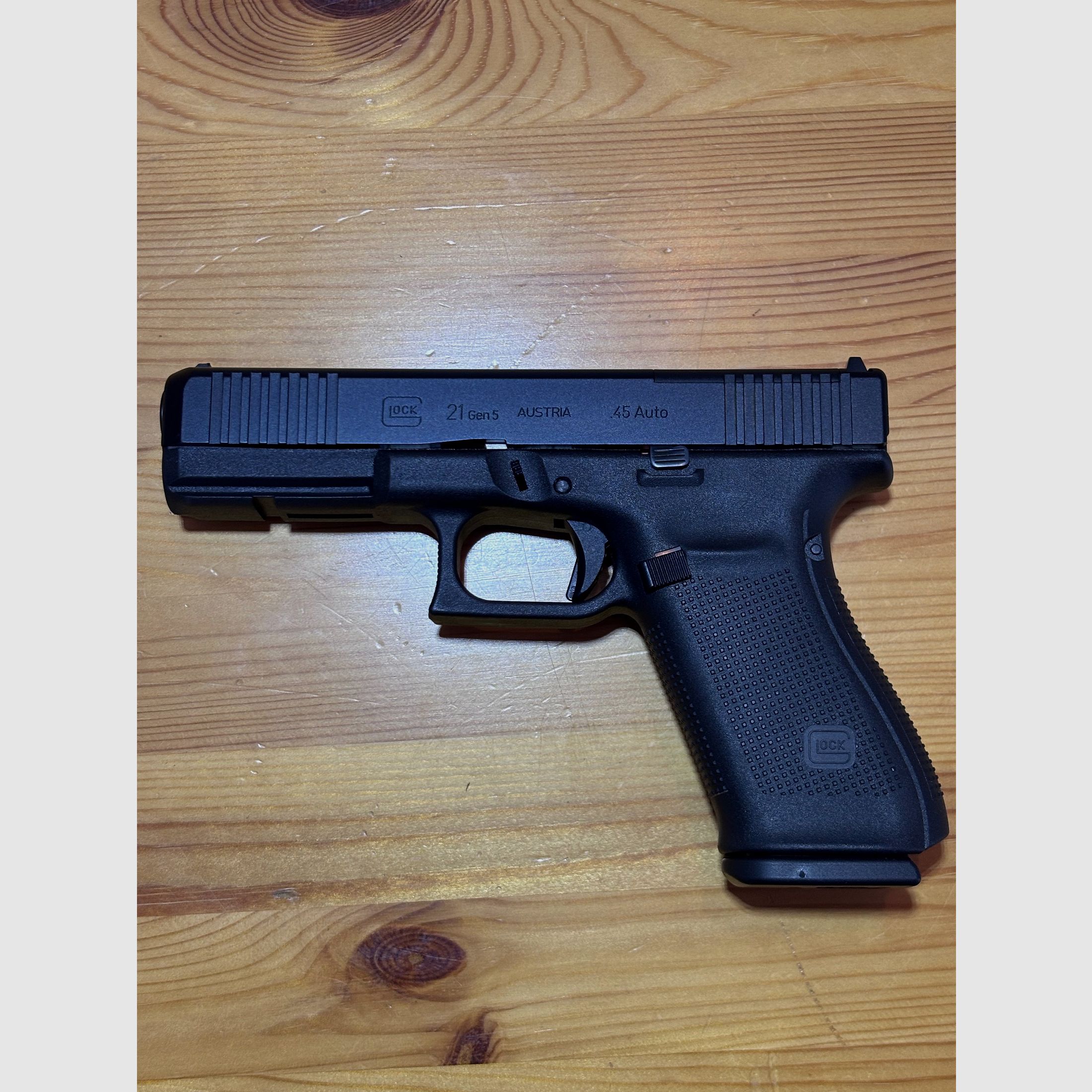 Glock 21 Gen5 MOS .45 ACP – Ungeschossen / Schrankwaffe mit Black Trident Raven Holster 