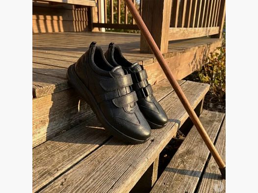 Leder-Sneaker mit doppeltem Klettverschluss und PVC-Sohle